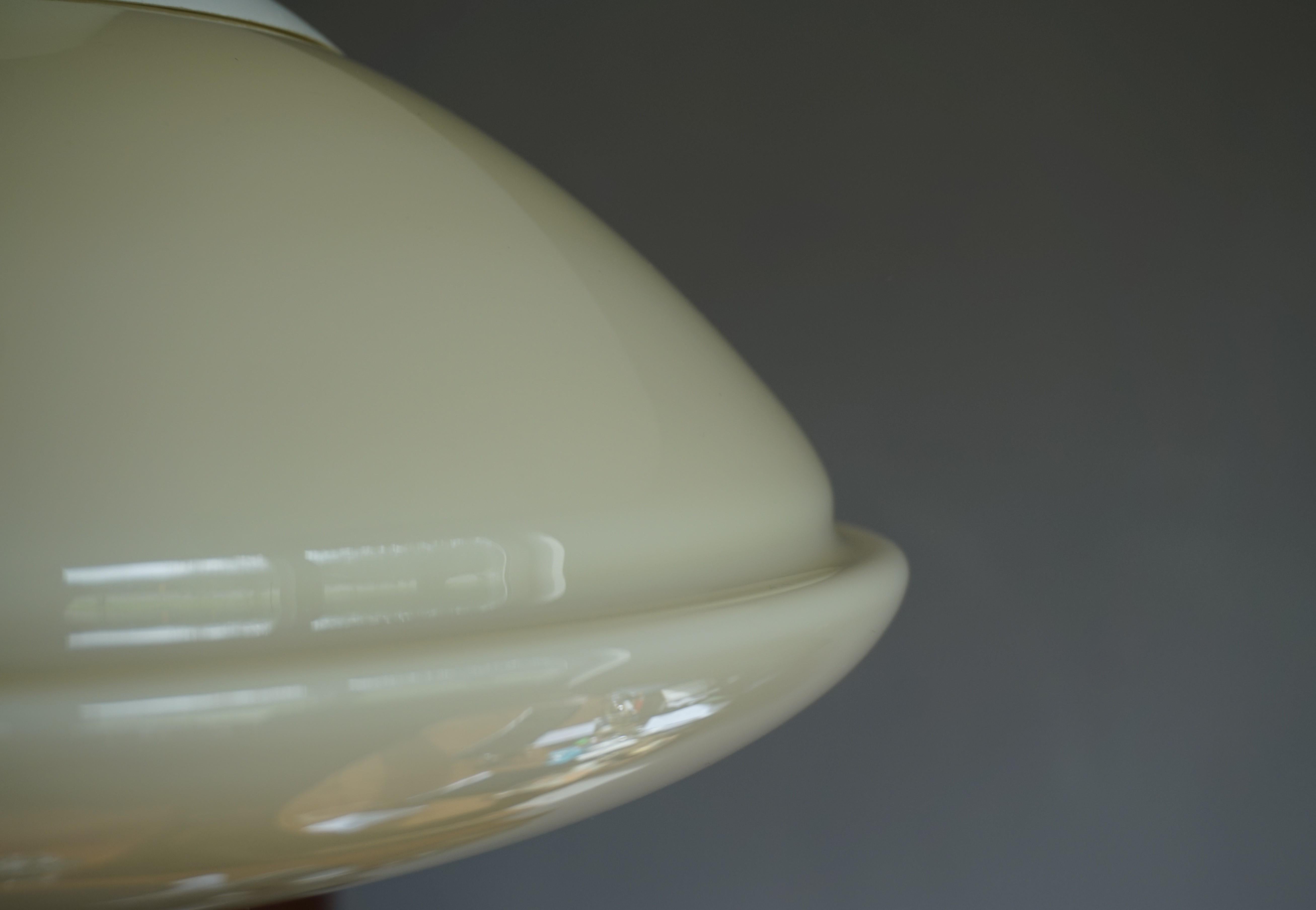 Très élégante lampe à suspension moderne du milieu du siècle dernier en bakélite blanche et verre opalin en vente 4