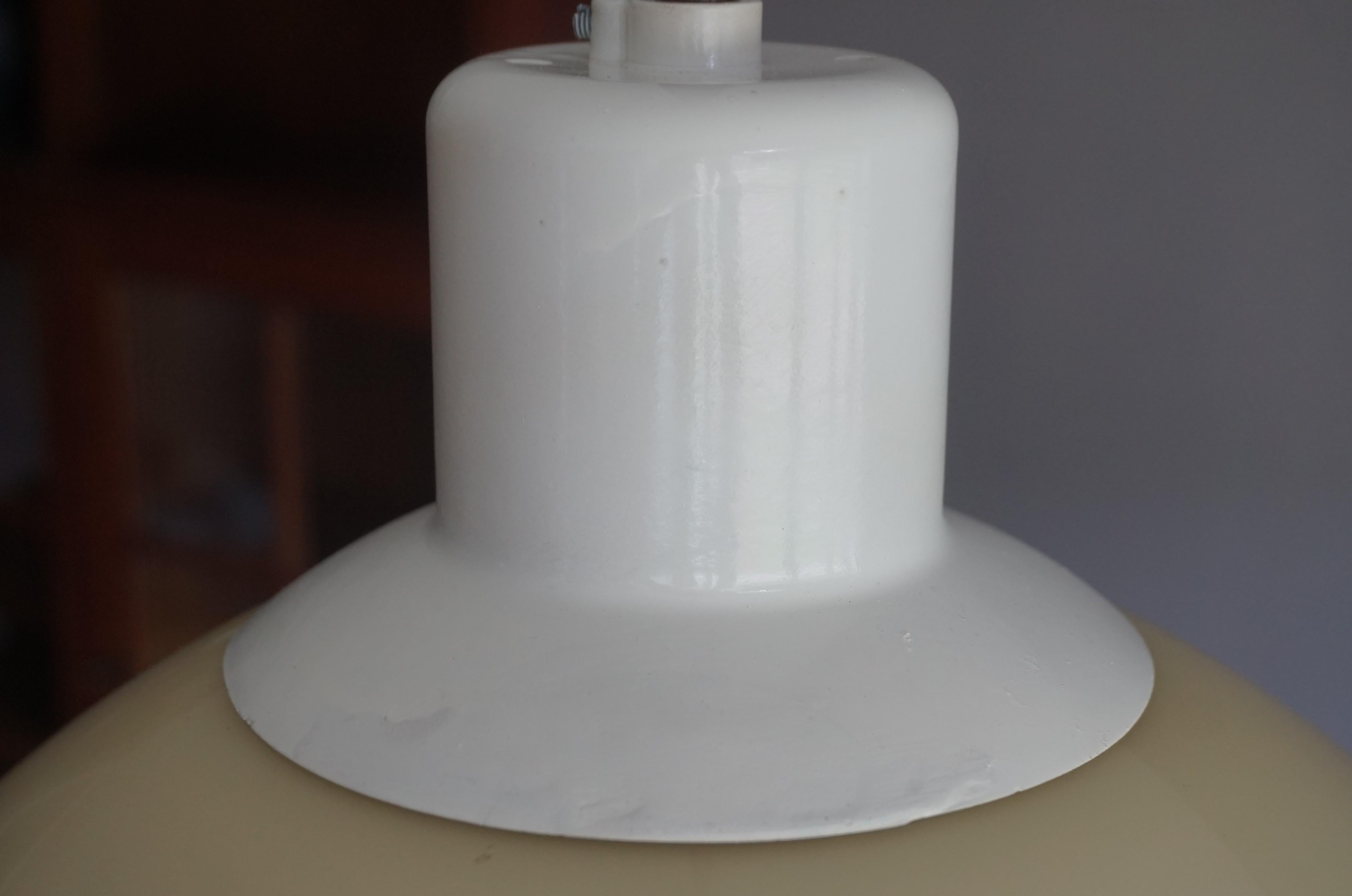 Très élégante lampe à suspension moderne du milieu du siècle dernier en bakélite blanche et verre opalin en vente 8