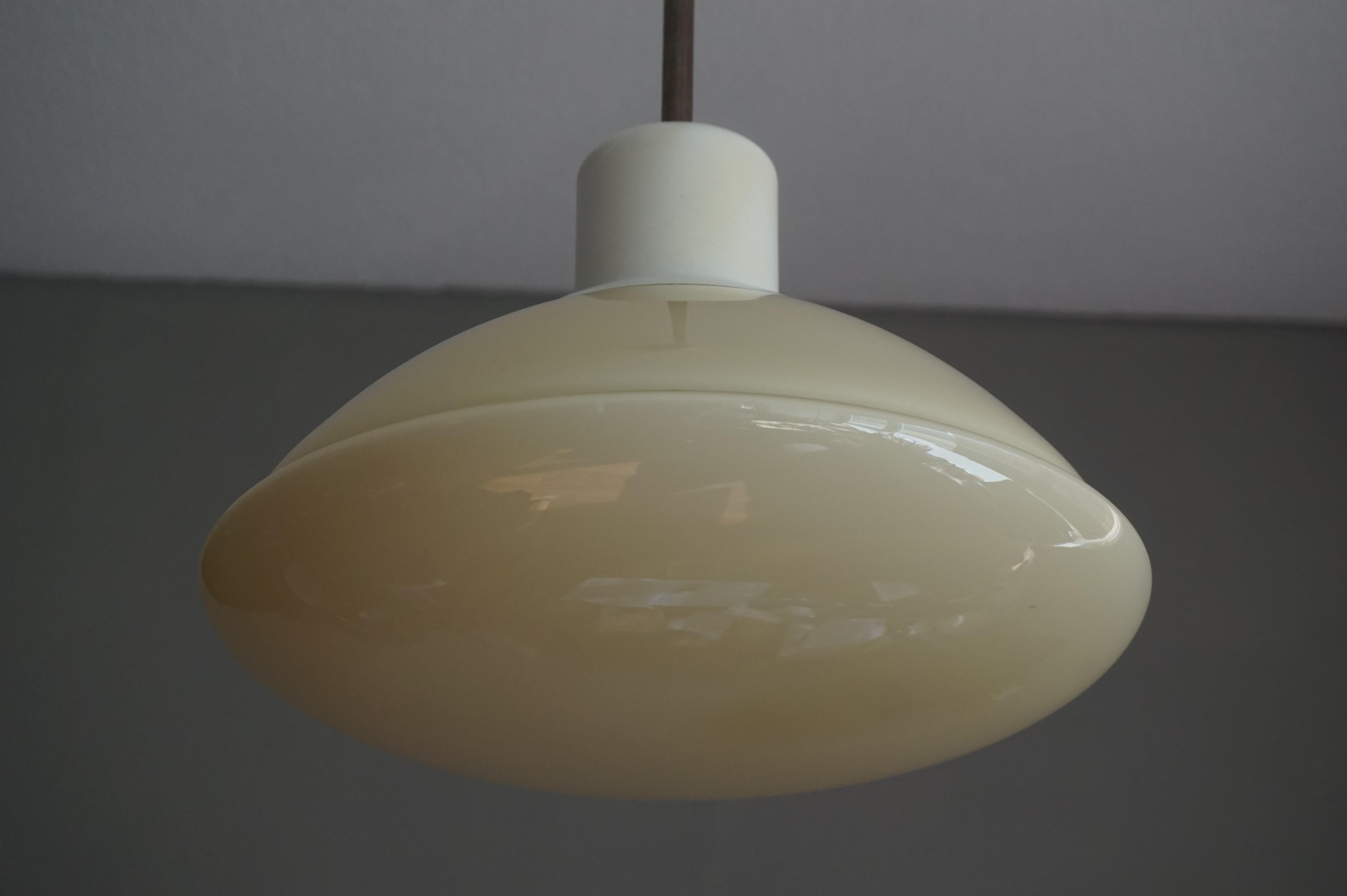 Très élégante lampe à suspension moderne du milieu du siècle dernier en bakélite blanche et verre opalin en vente 10