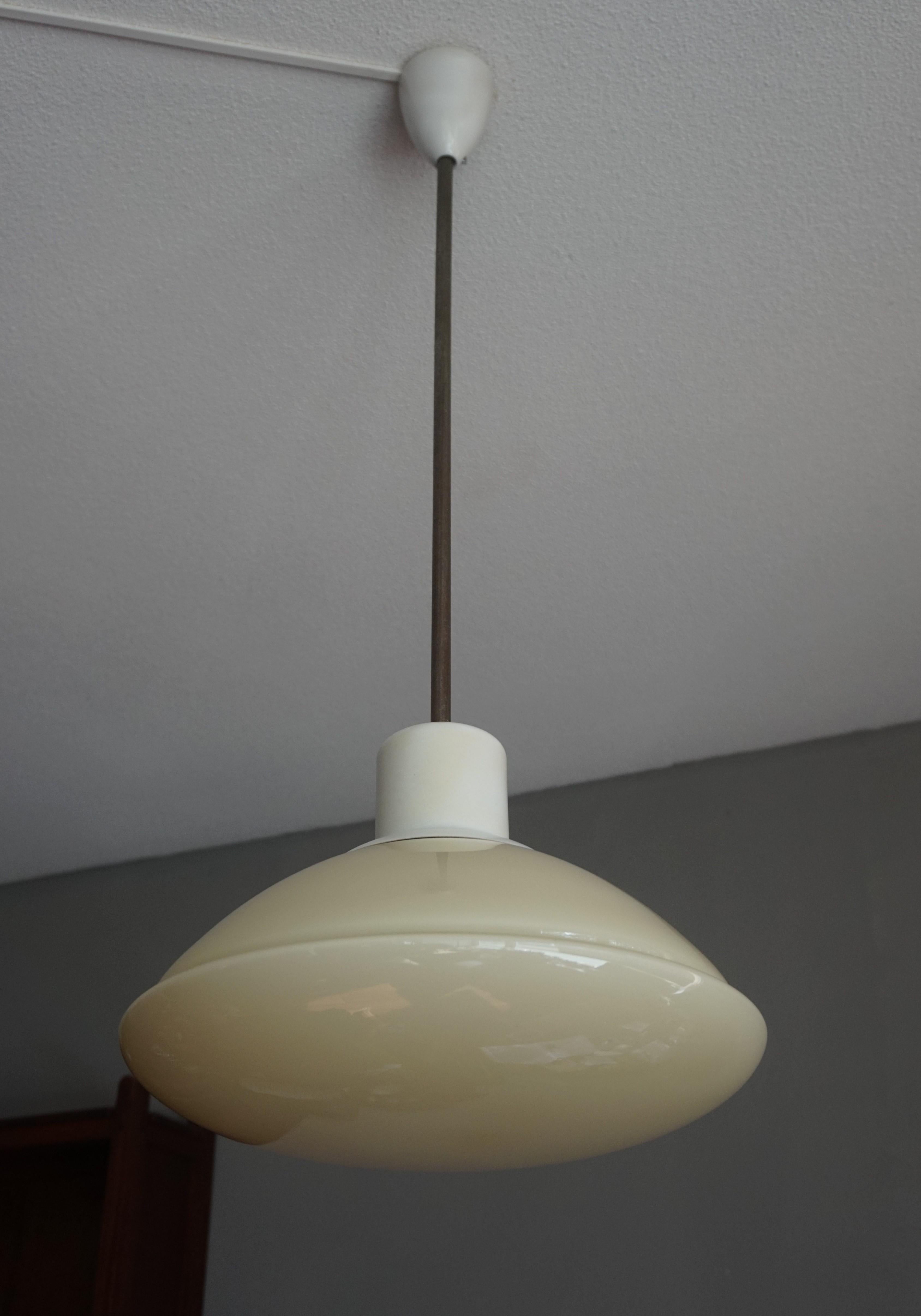 Très élégante lampe à suspension moderne du milieu du siècle dernier en bakélite blanche et verre opalin en vente 11