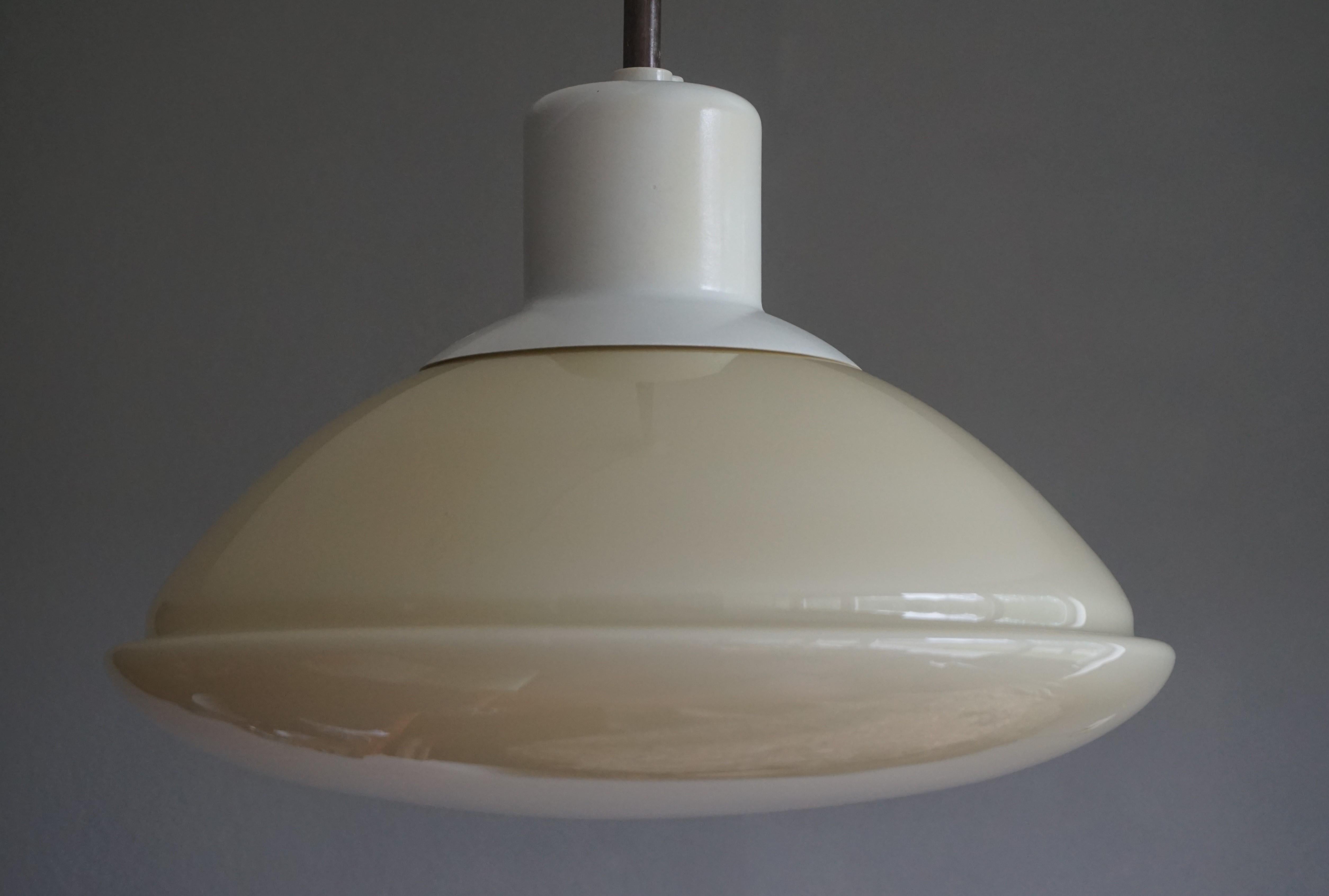 Hand-Crafted Very Stylish Mid-Century Modern White Bakelite and Opaline Glass Pendant Light For Sale