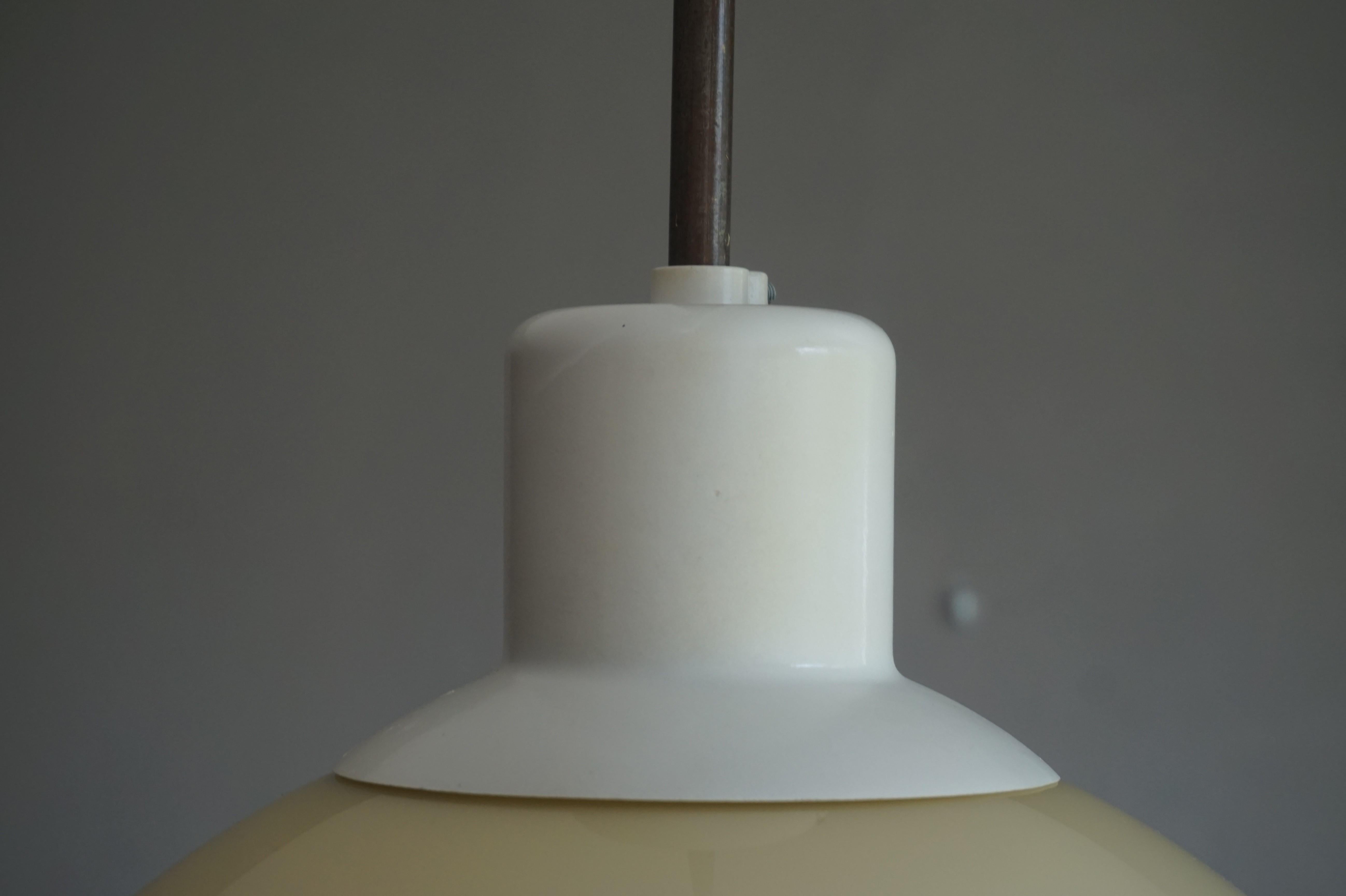 20ième siècle Très élégante lampe à suspension moderne du milieu du siècle dernier en bakélite blanche et verre opalin en vente