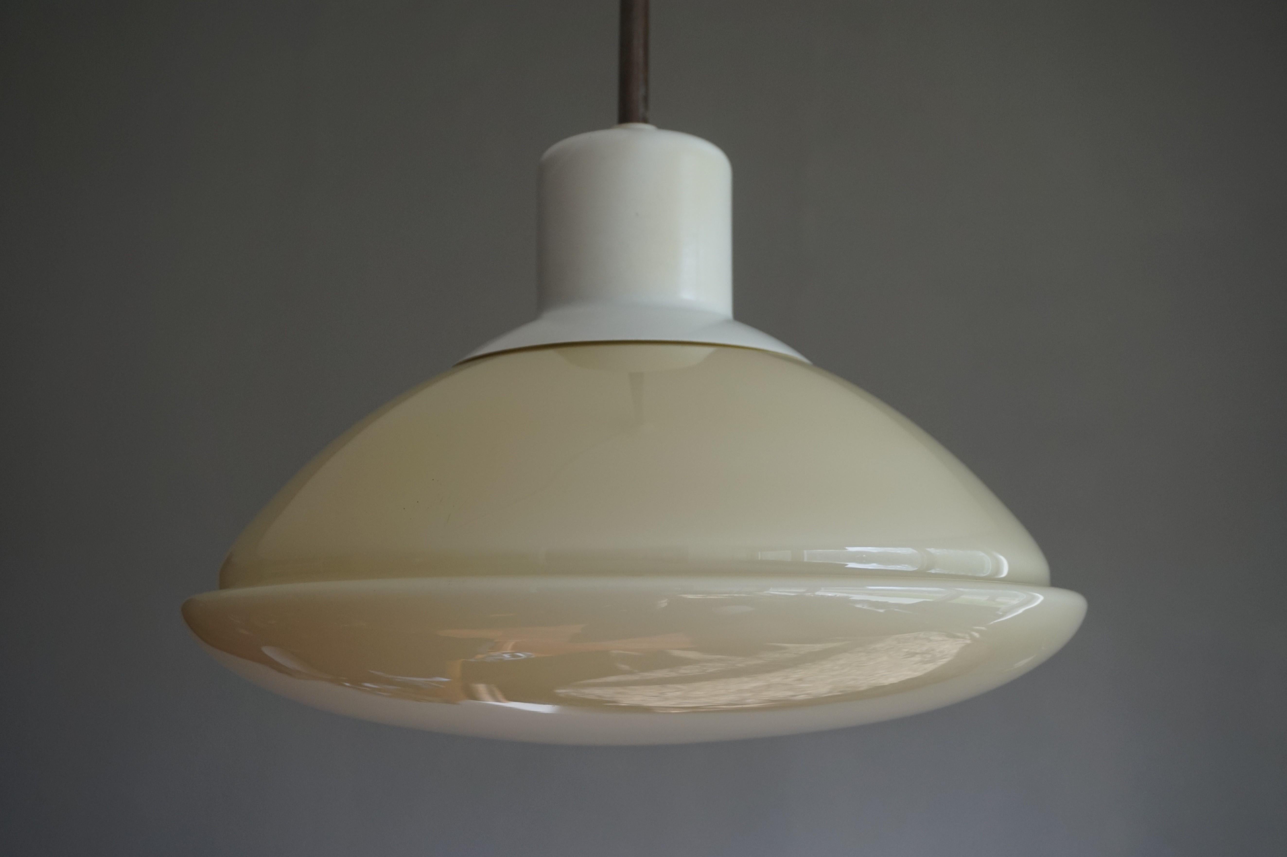 Verre opalin Très élégante lampe à suspension moderne du milieu du siècle dernier en bakélite blanche et verre opalin en vente