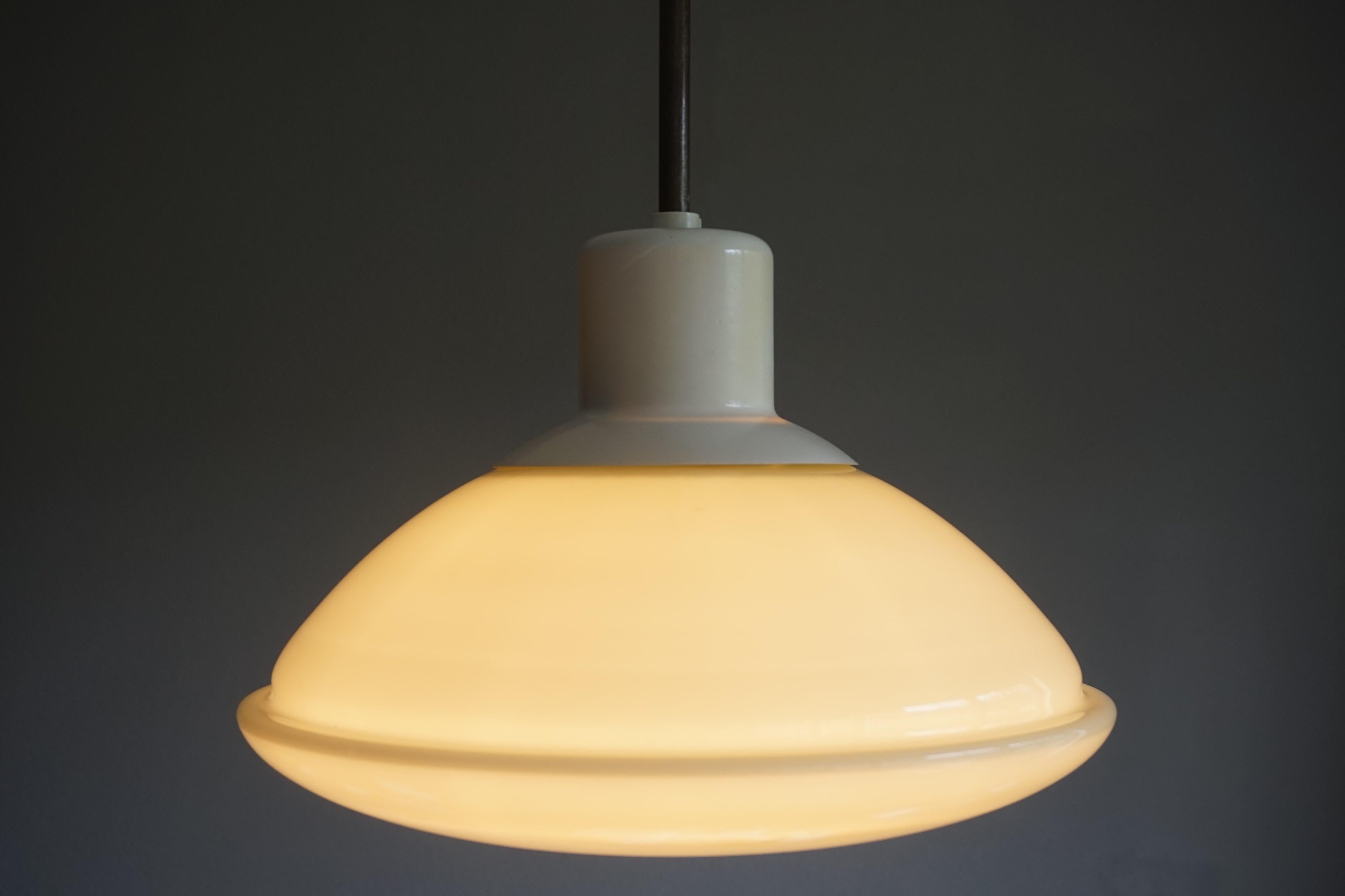 Très élégante lampe à suspension moderne du milieu du siècle dernier en bakélite blanche et verre opalin en vente 1