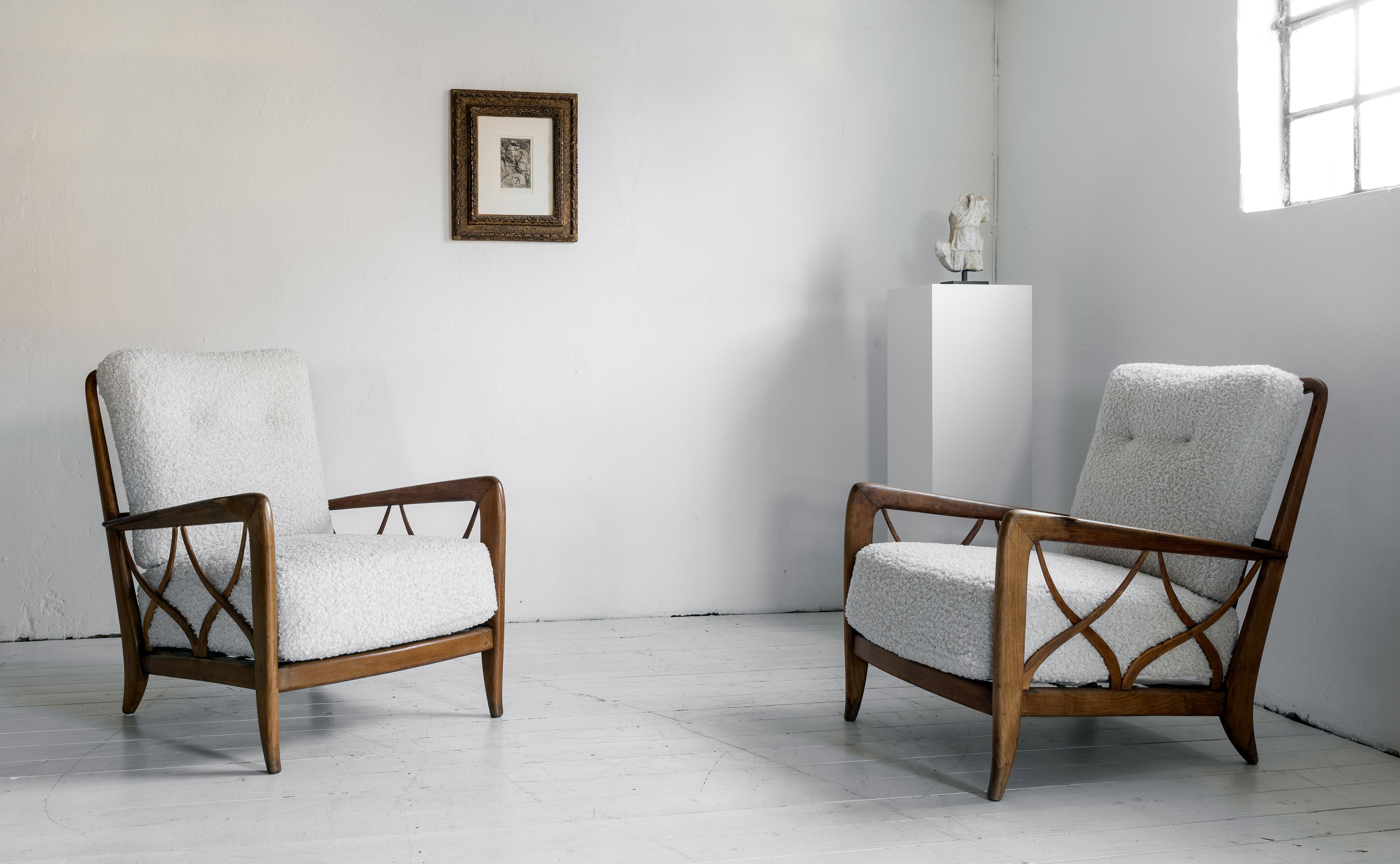 Bouclé Very Stylish pair of Italian 1950ies chairs attributed to Paolo Buffa For Sale