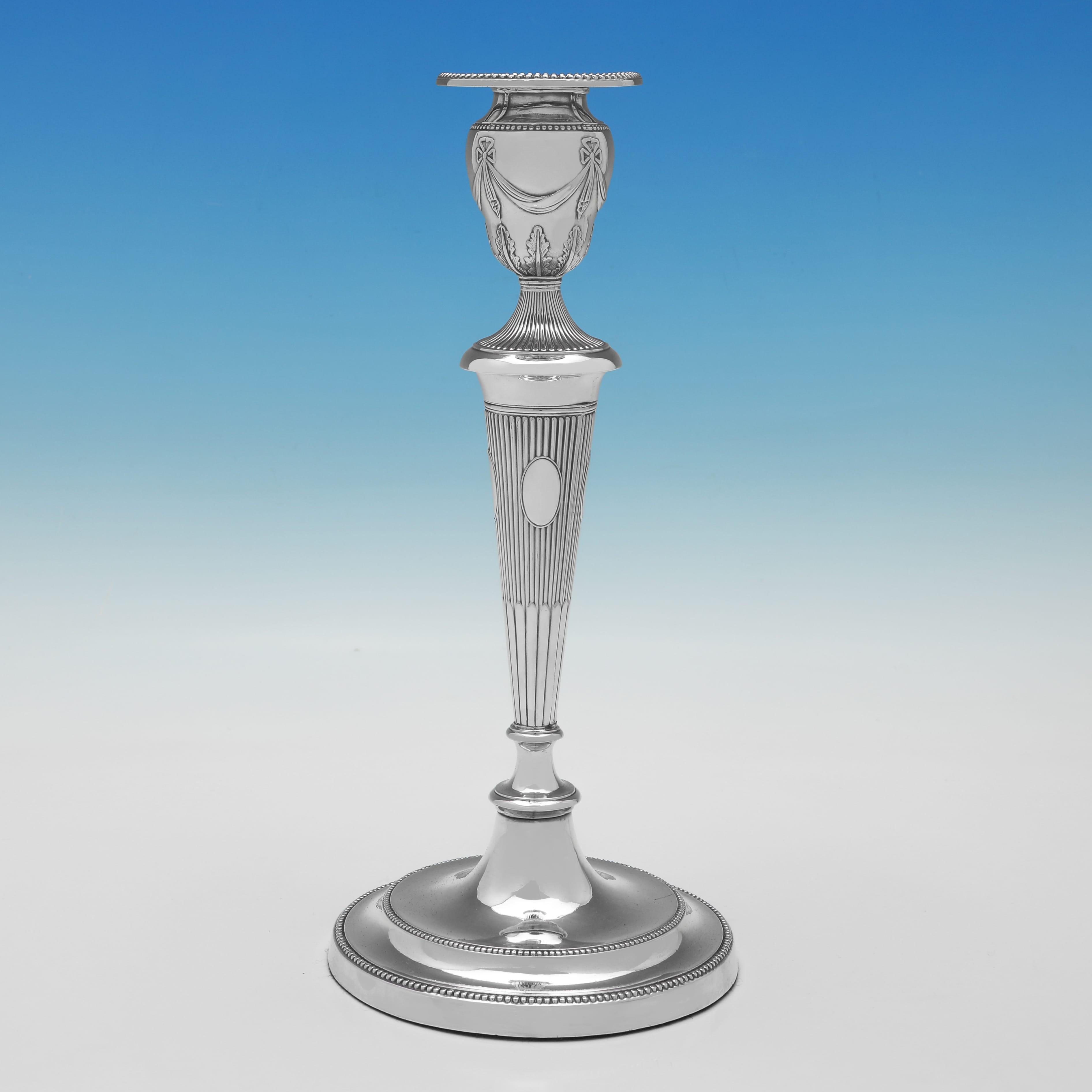 Marchiata a Sheffield nel 1792 da Thomas Lamborn, questa attraente coppia di candelieri in argento antico del periodo A. Silver, risalente al periodo di Giorgio III, presenta decorazioni scanalate, volute, rosette e capitelli con dettagli in acanto