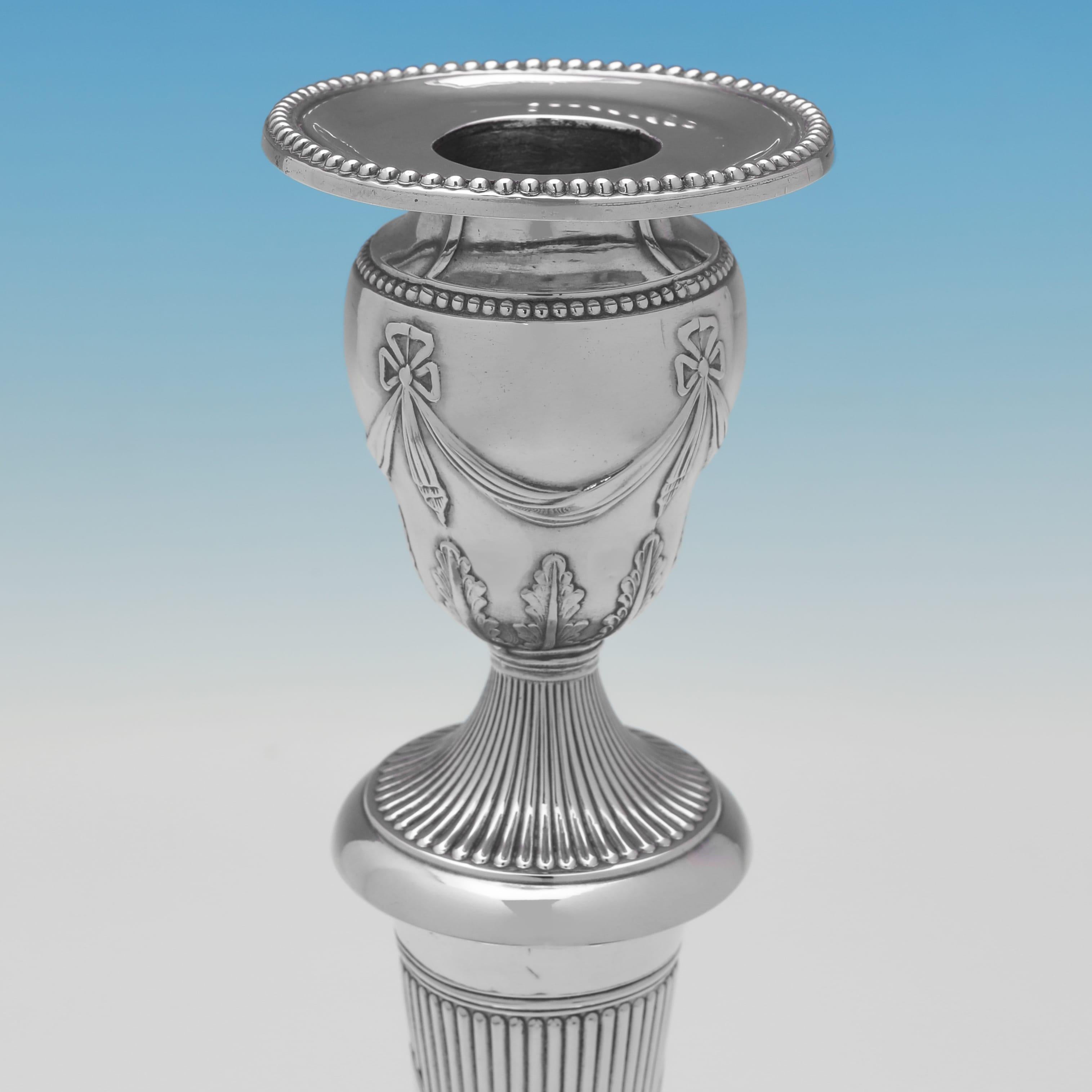 Inglese Coppia di candelabri in argento di epoca neoclassica - 1792 in vendita