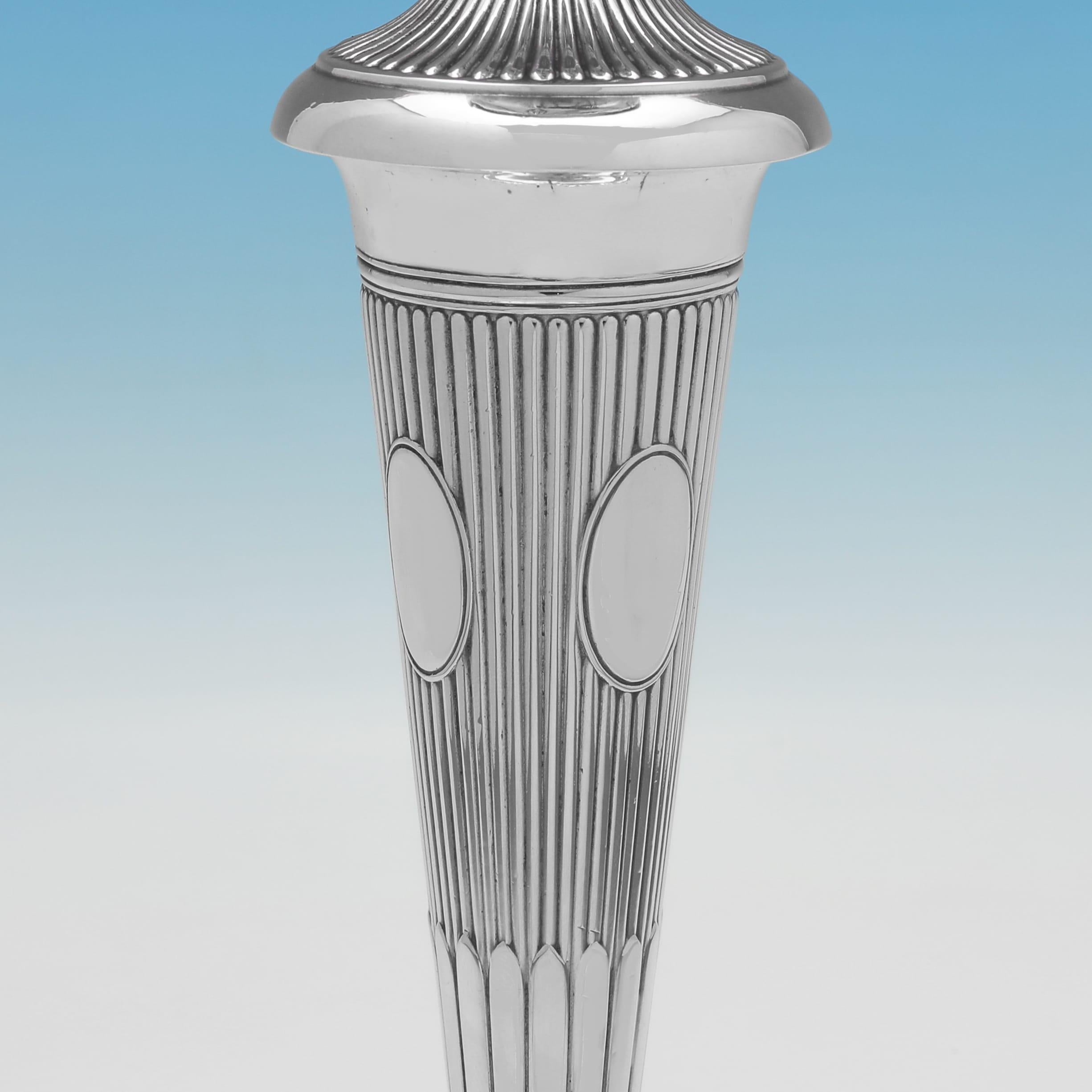 Coppia di candelabri in argento di epoca neoclassica - 1792 In condizioni buone in vendita a London, London