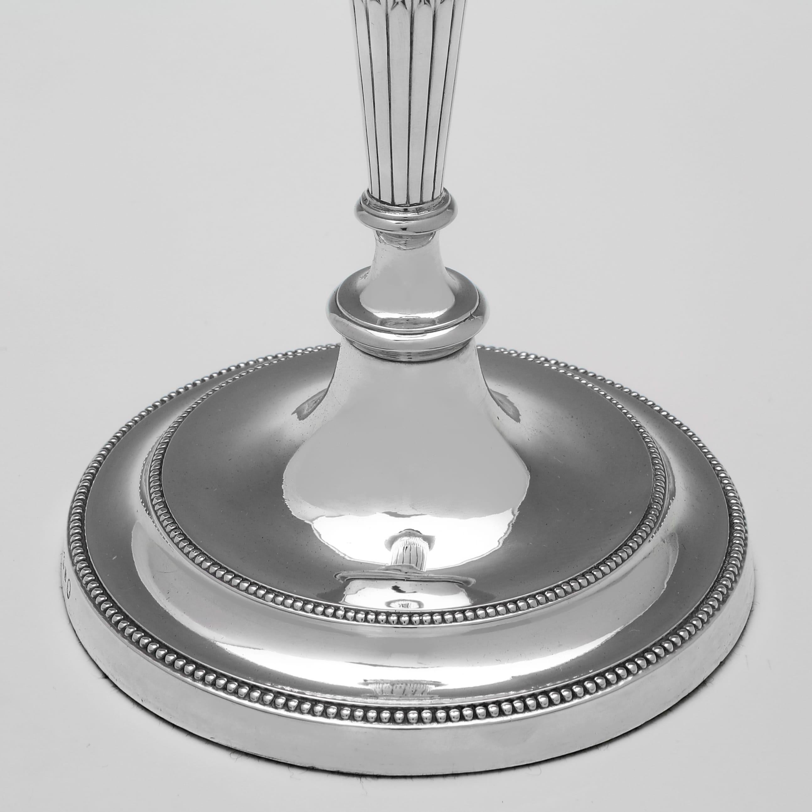 Fine XVIII secolo Coppia di candelabri in argento di epoca neoclassica - 1792 in vendita