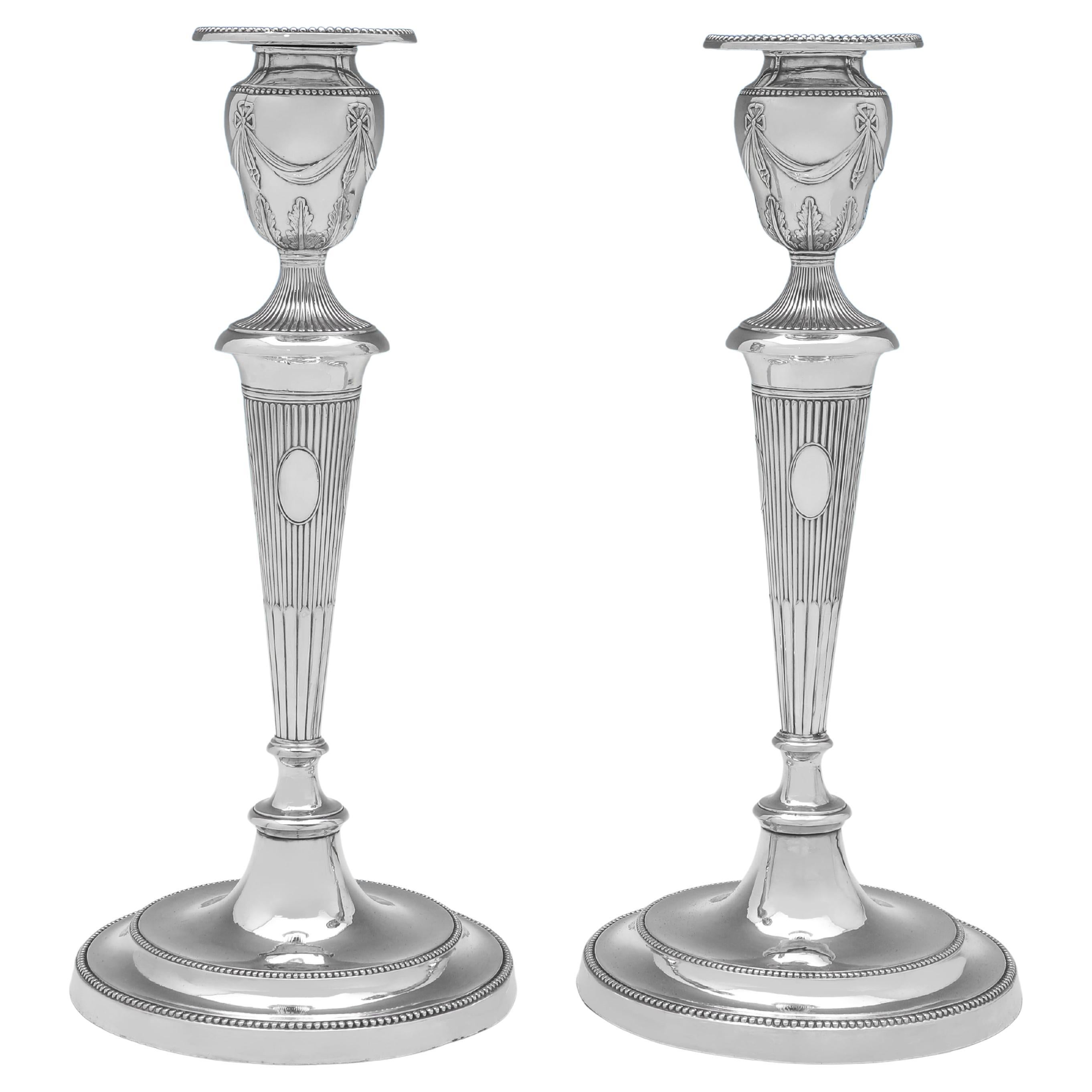Very stylish pair of Neoclassical period sterling silver candlesticks - 1792