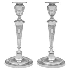 Very stylish pair of Neoclassical period sterling silver candlesticks - 1792
