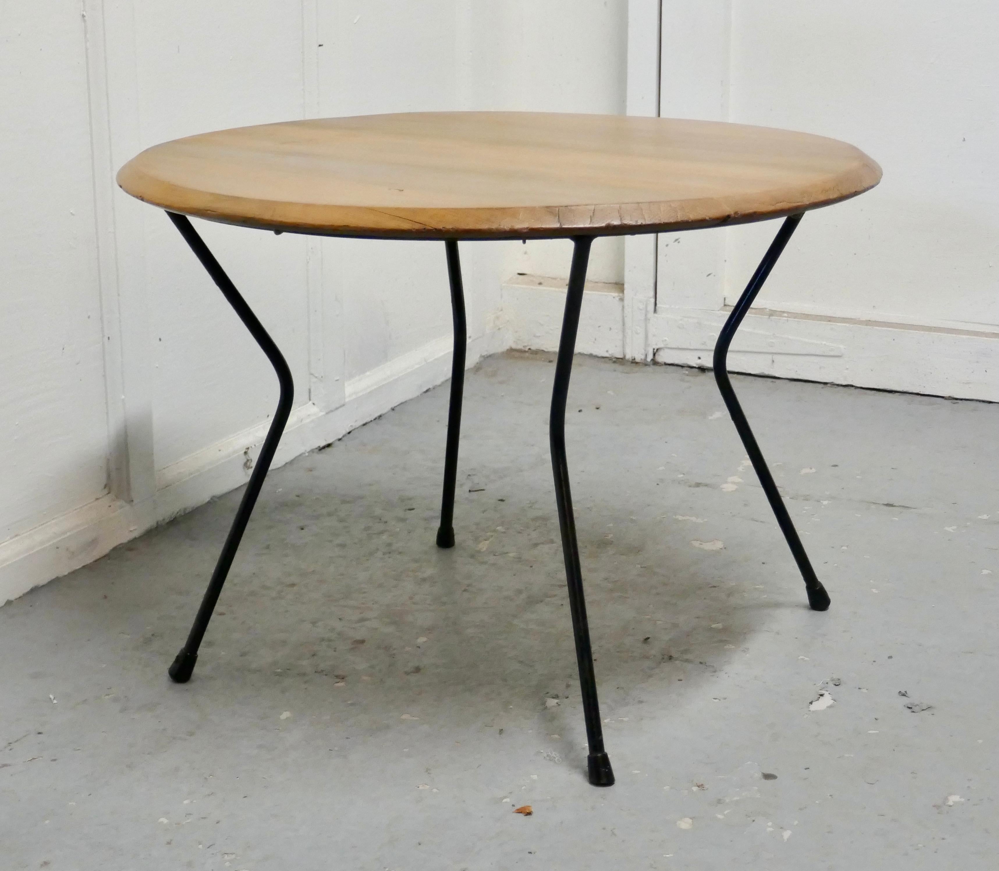 Mid-Century Modern Table basse ronde rétro très élégante en vente