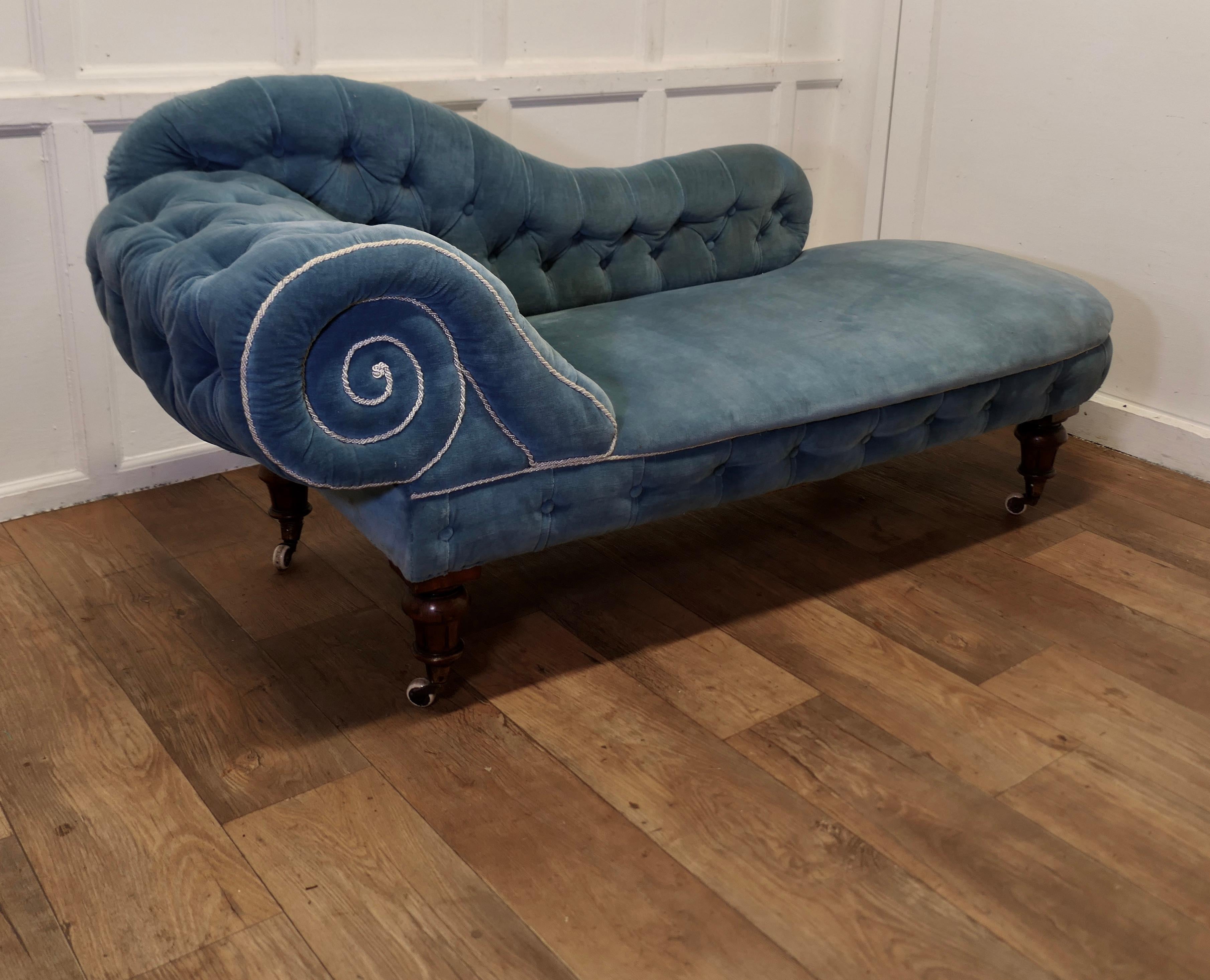 Very Stylish Victorian Velvet Chaise Longue or Day Bed    In Good Condition For Sale In Chillerton, Isle of Wight
