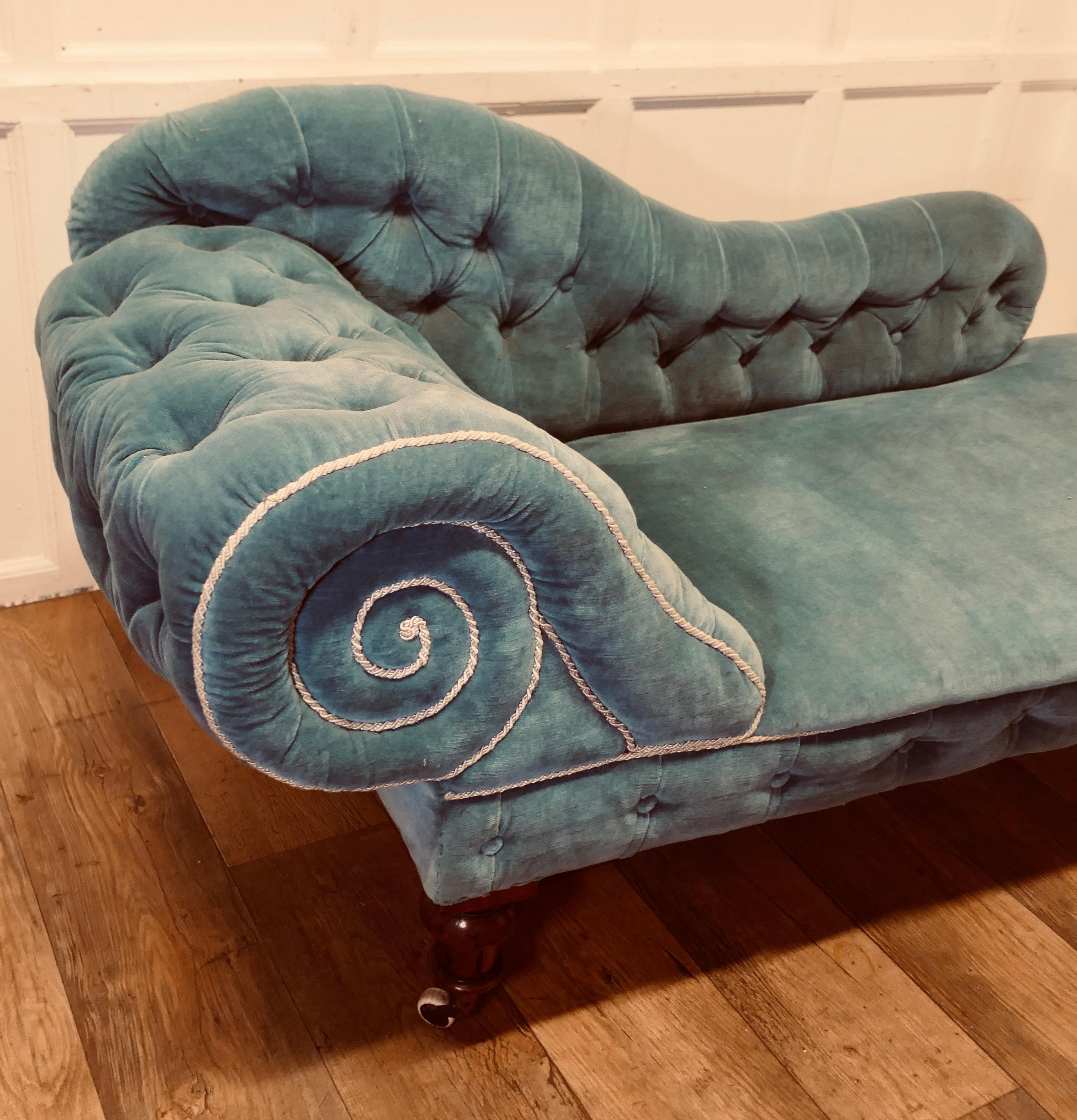 19th Century Very Stylish Victorian Velvet Chaise Longue or Day Bed    For Sale