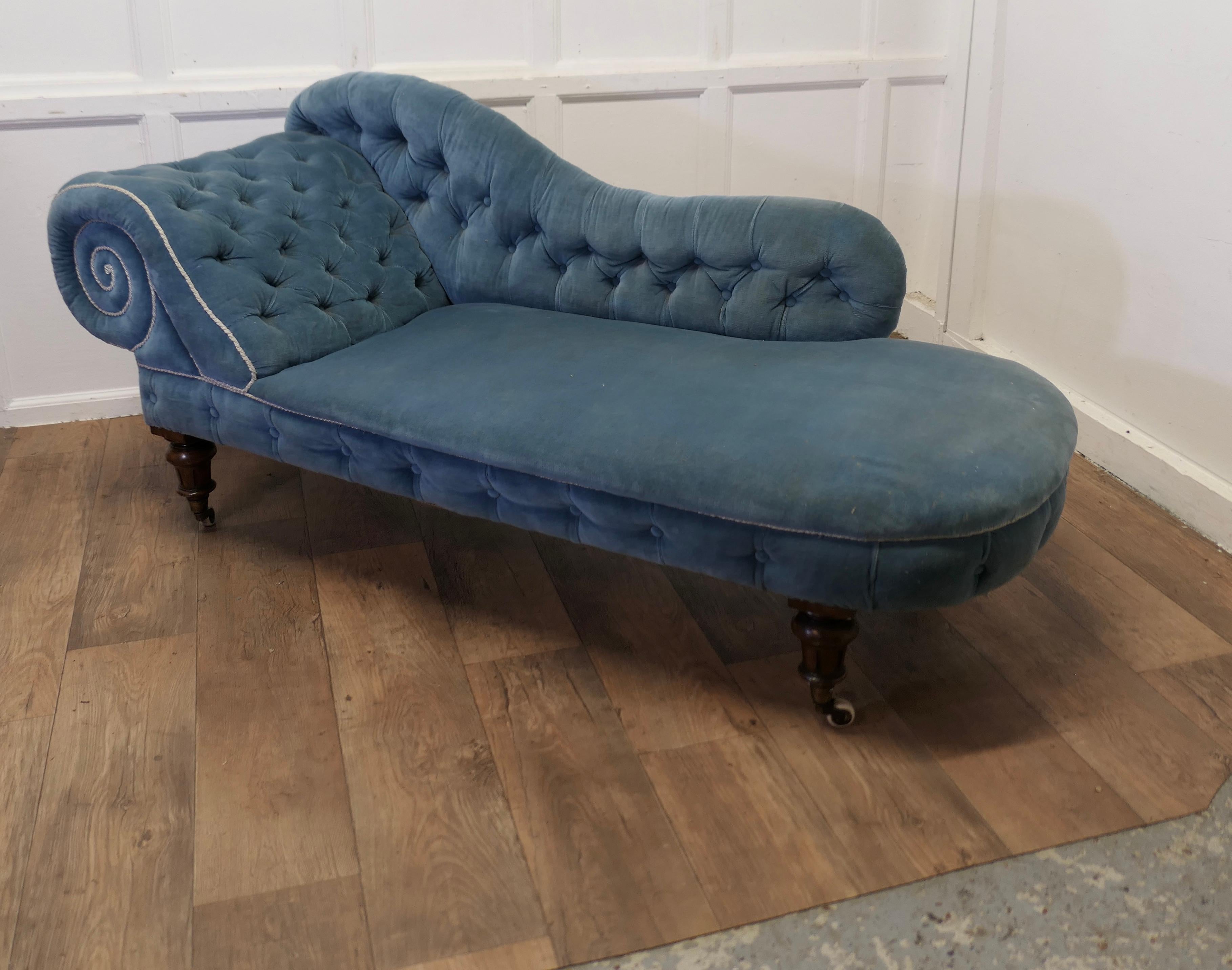 Very Stylish Victorian Velvet Chaise Longue or Day Bed    For Sale 1