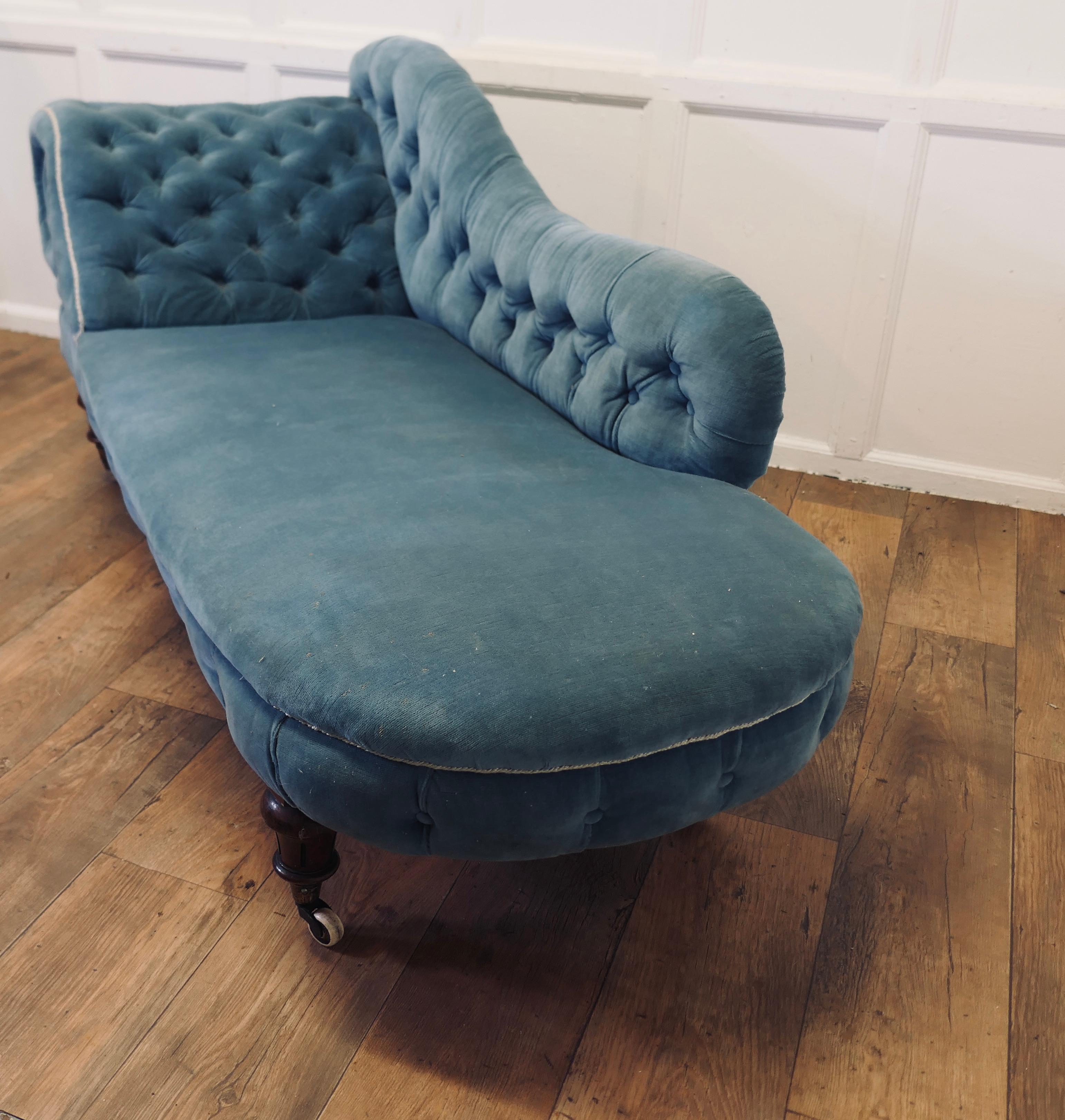 Very Stylish Victorian Velvet Chaise Longue or Day Bed    For Sale 2