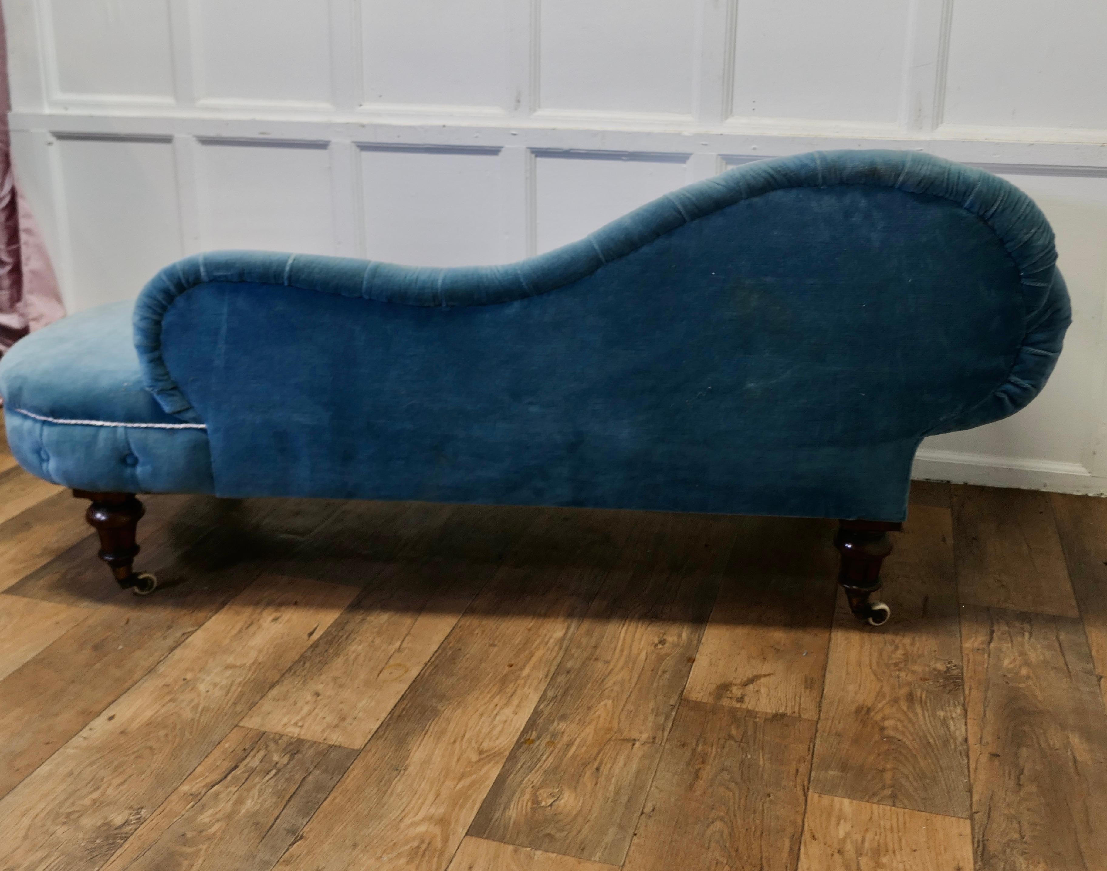 Very Stylish Victorian Velvet Chaise Longue or Day Bed    For Sale 3
