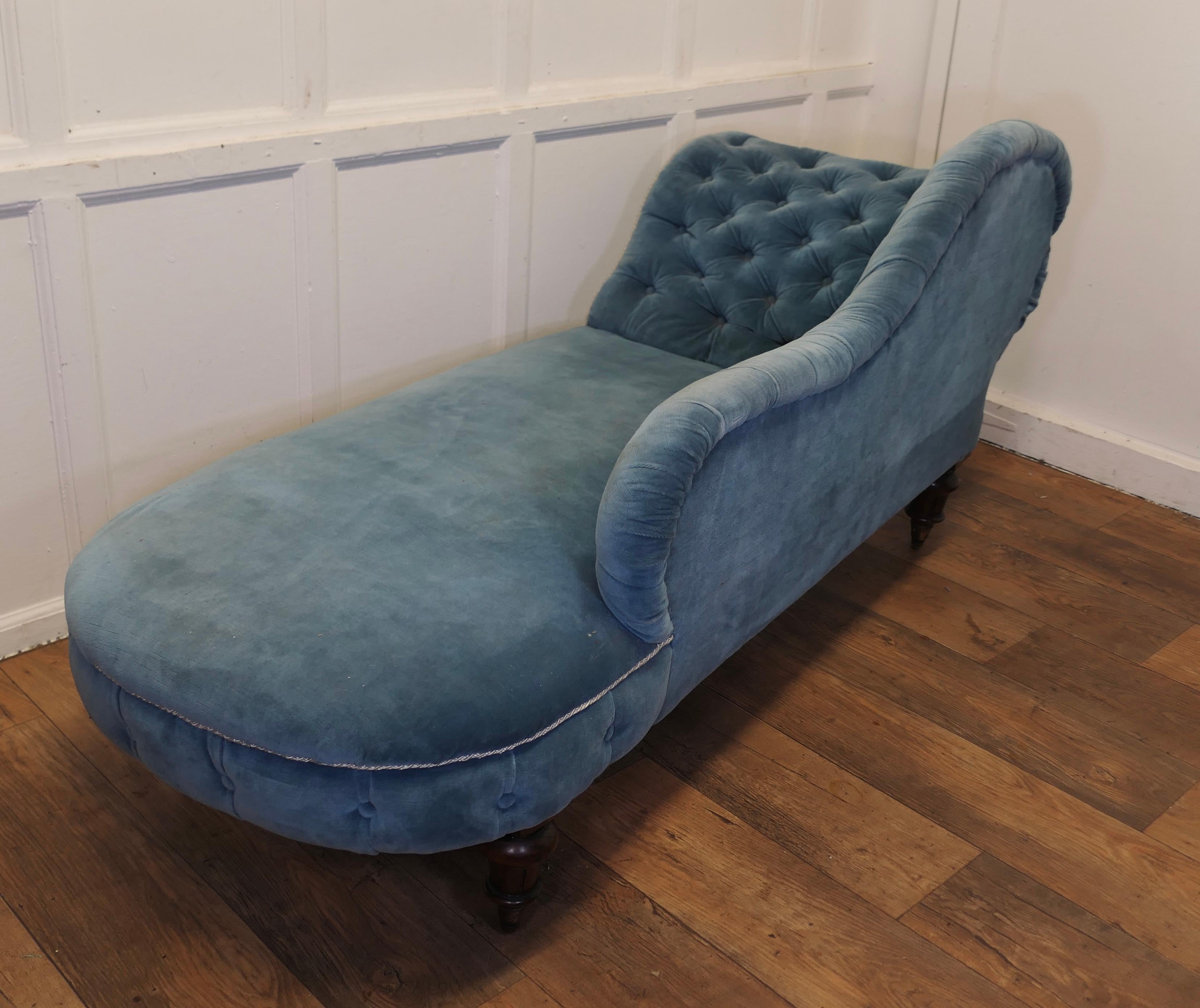 Very Stylish Victorian Velvet Chaise Longue or Day Bed    For Sale 4