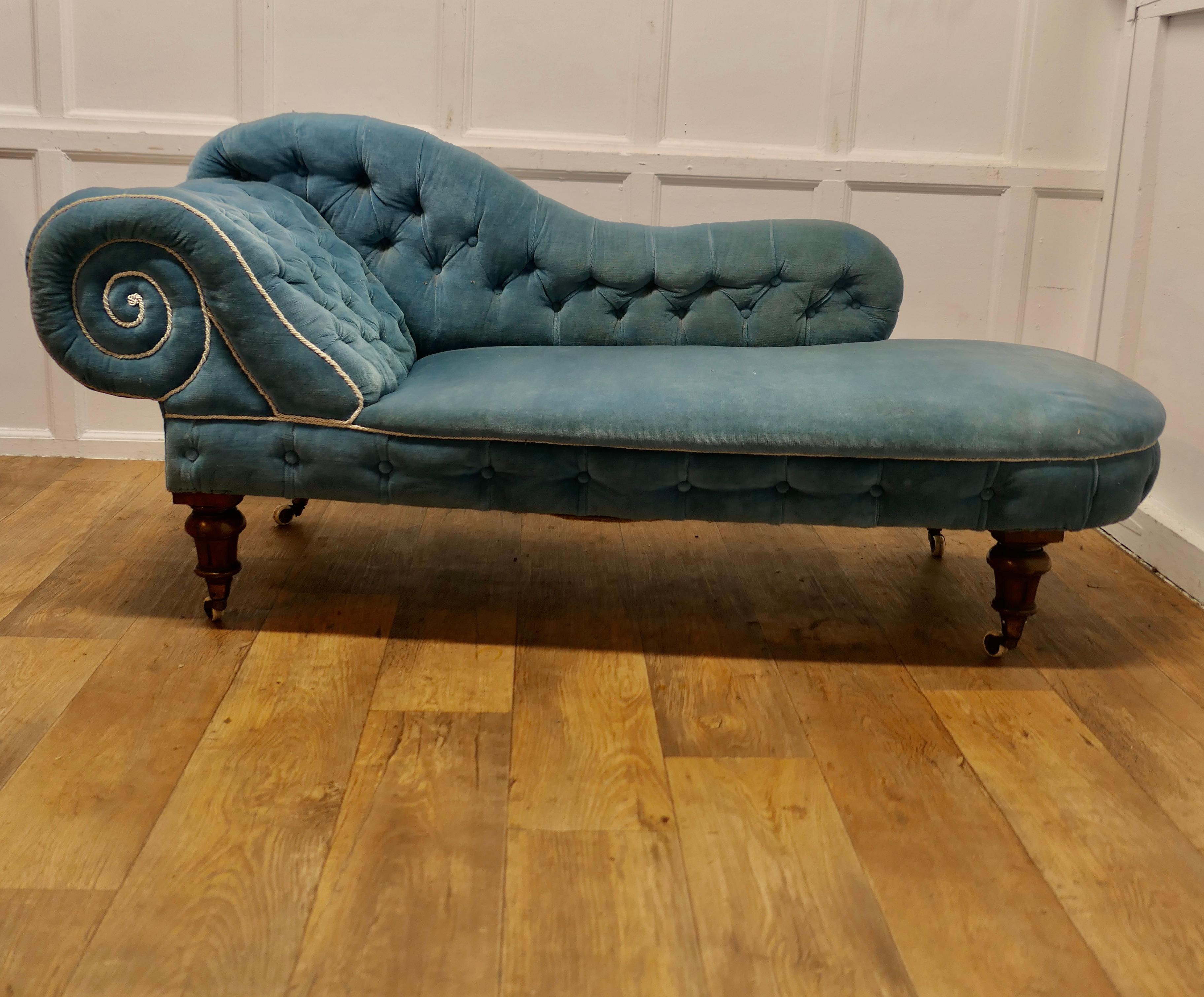 Very Stylish Victorian Velvet Chaise Longue or Day Bed    For Sale 5