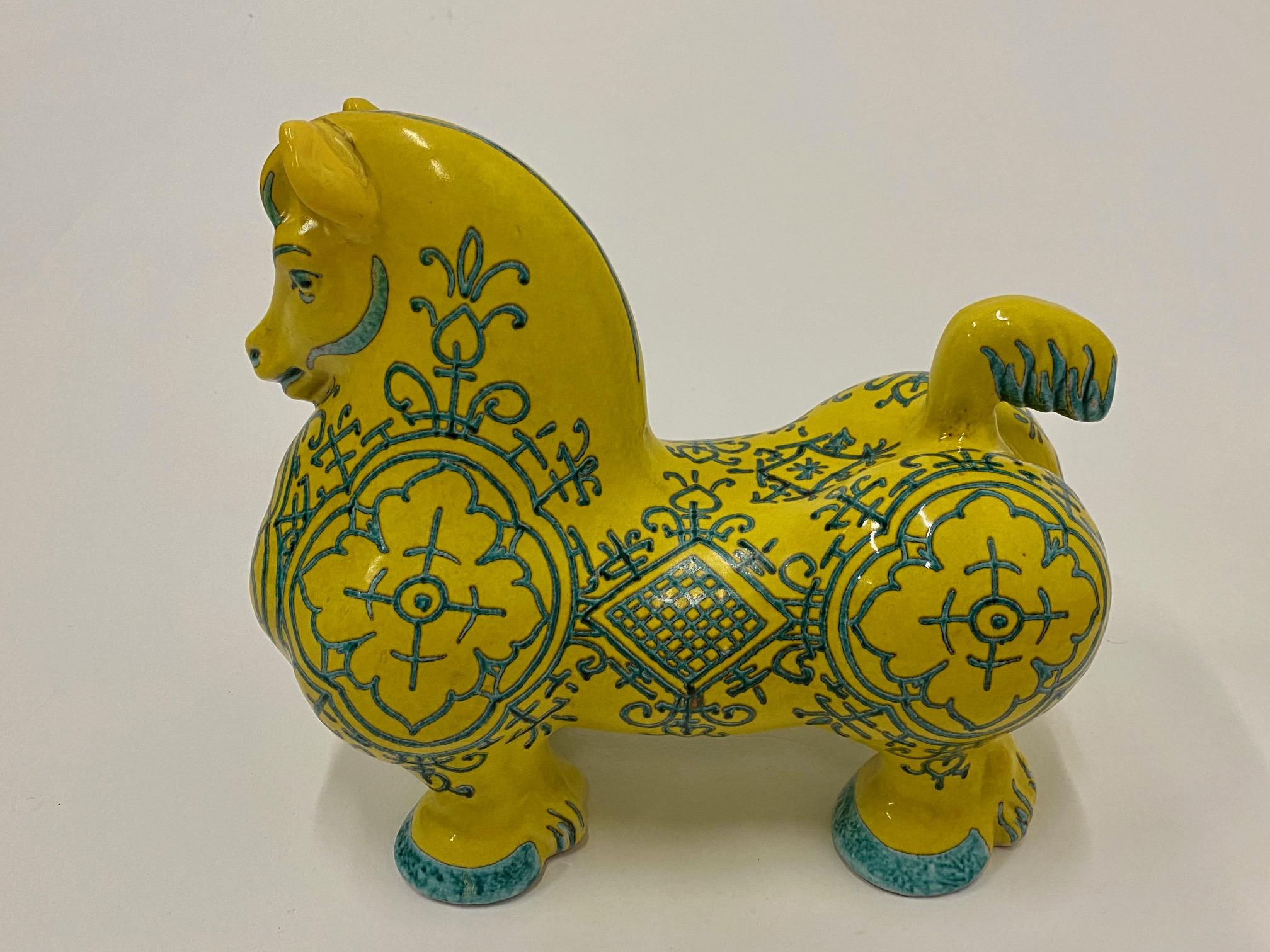 Hübsche leuchtend gelbe italienische Keramik-Pferdeskulptur mit gemalter Dekoration in kontrastierendem Teal.