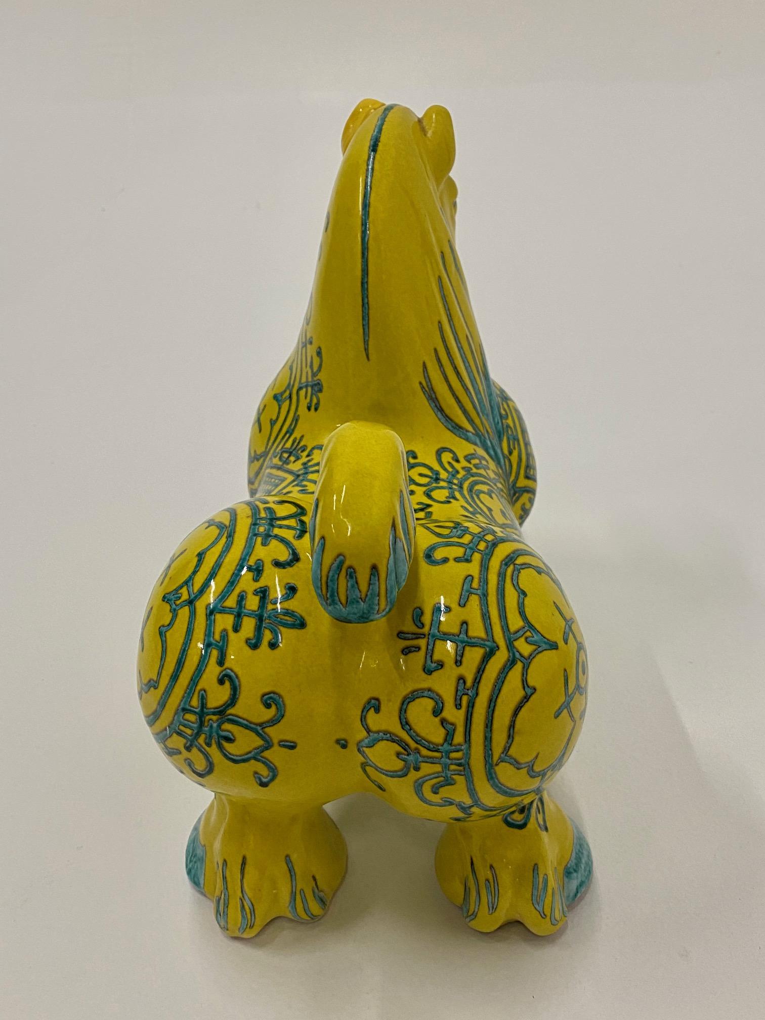 Stilisiertes italienisches Keramikpferd mit gelbem Dekor und bemalter Verzierung (Italienisch) im Angebot