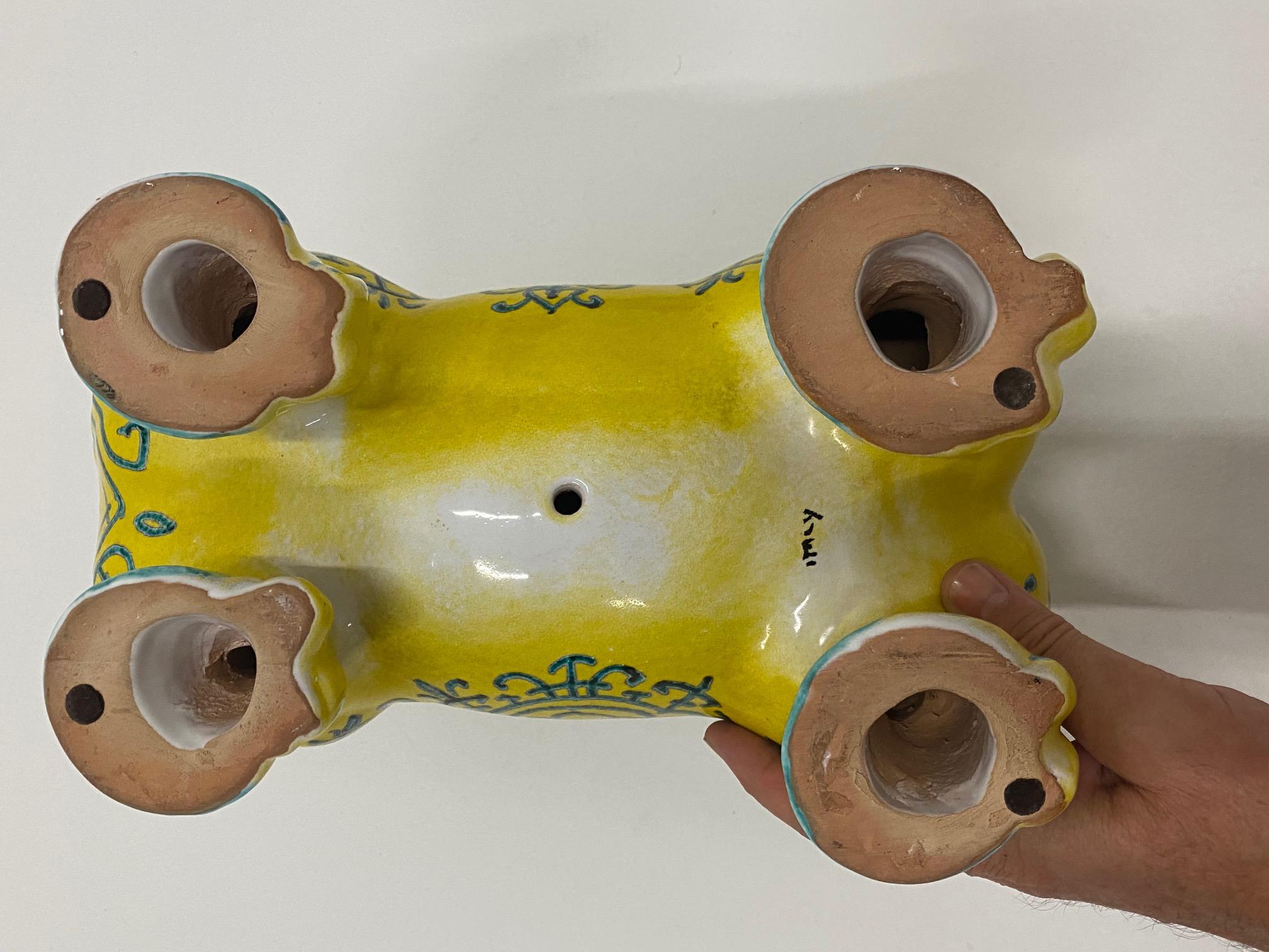 Cavallo giallo in ceramica italiana molto stilizzato con decorazione dipinta In condizioni buone a Hopewell, NJ