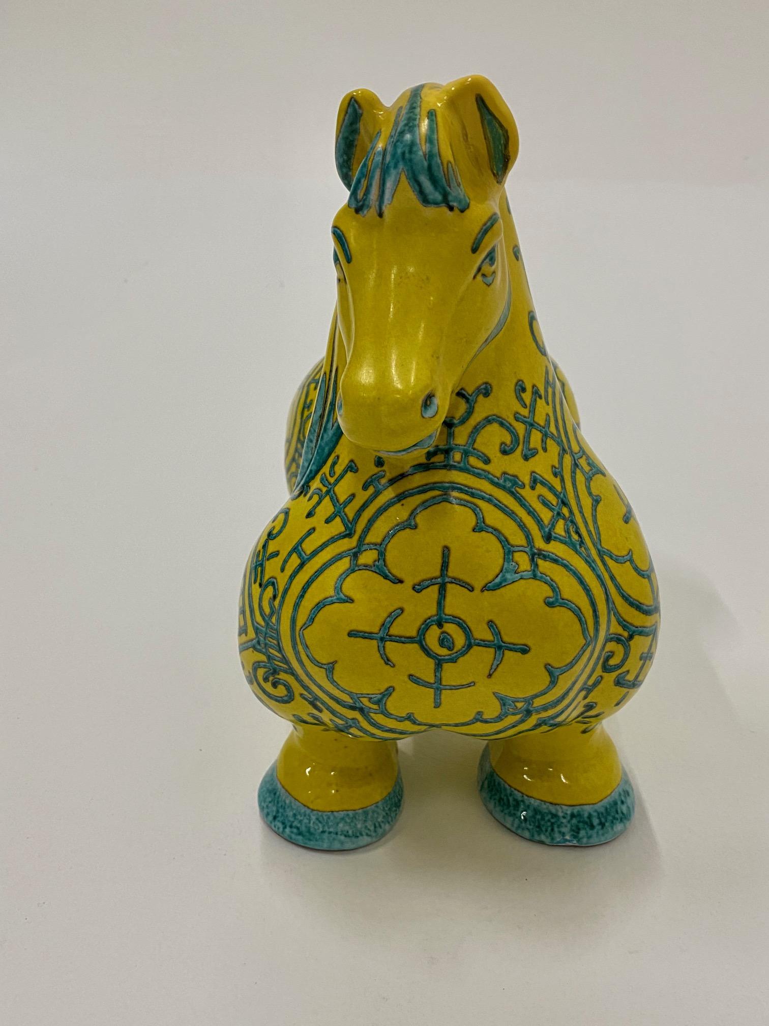 Stilisiertes italienisches Keramikpferd mit gelbem Dekor und bemalter Verzierung im Angebot 1