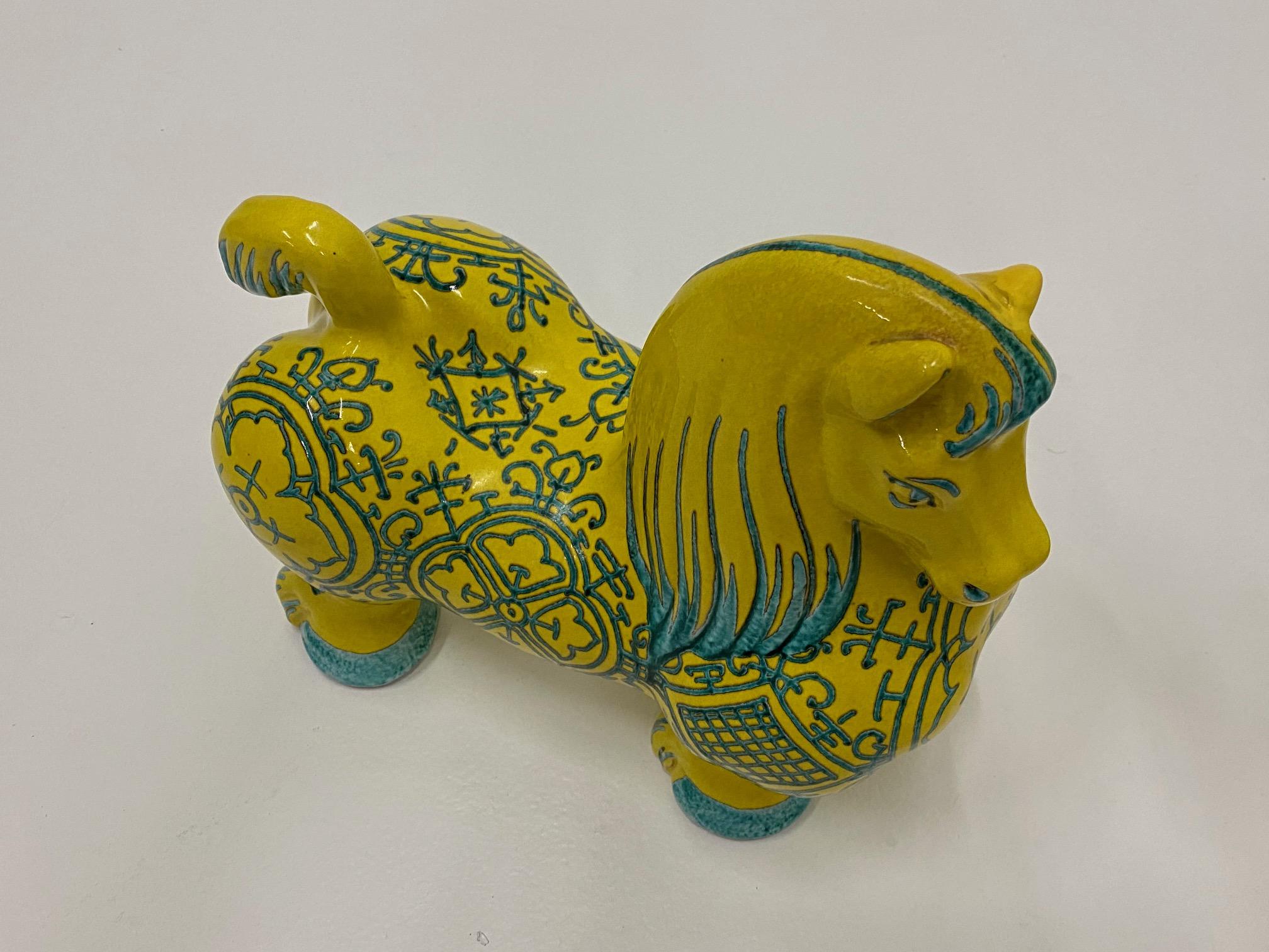 Stilisiertes italienisches Keramikpferd mit gelbem Dekor und bemalter Verzierung im Angebot 2