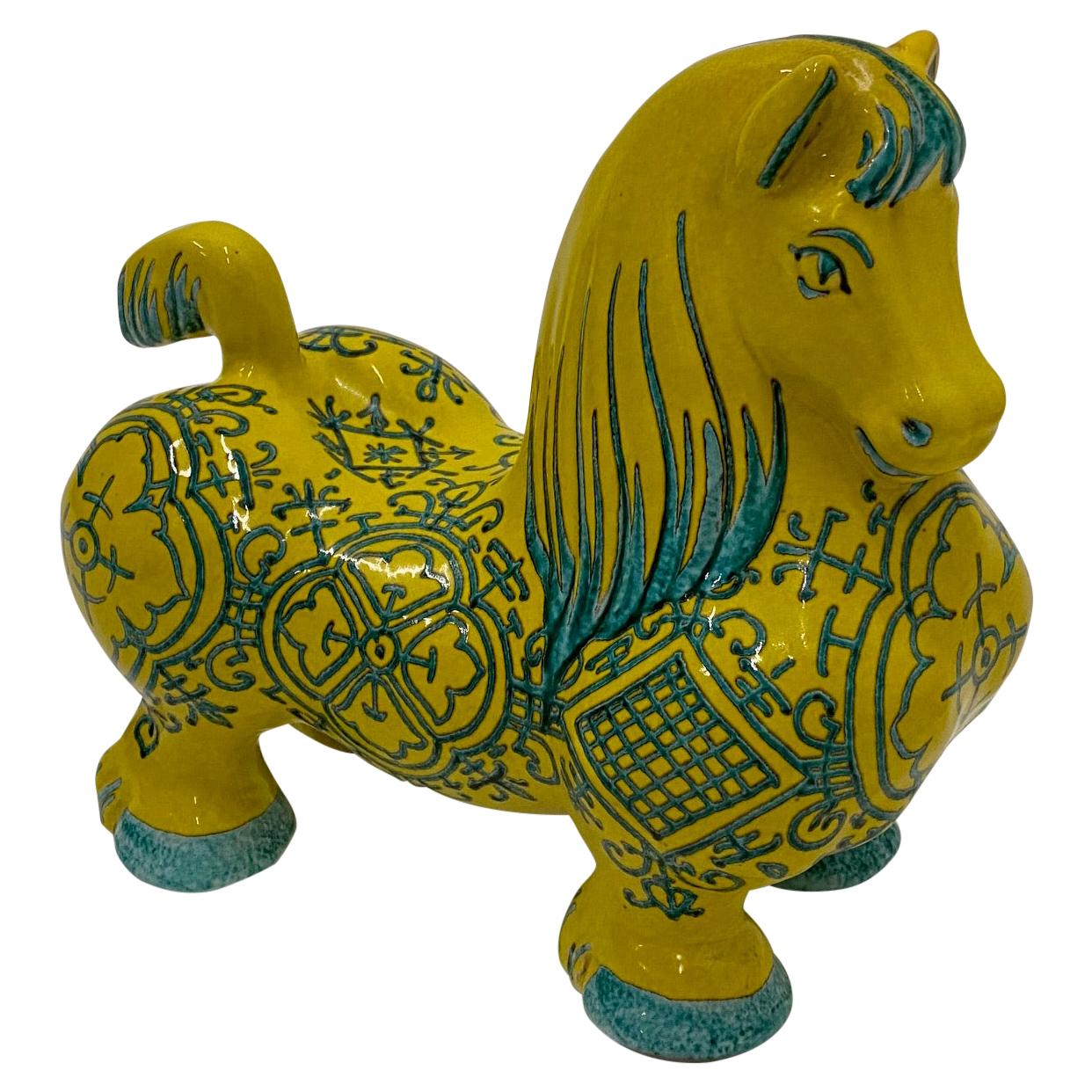 Stilisiertes italienisches Keramikpferd mit gelbem Dekor und bemalter Verzierung im Angebot
