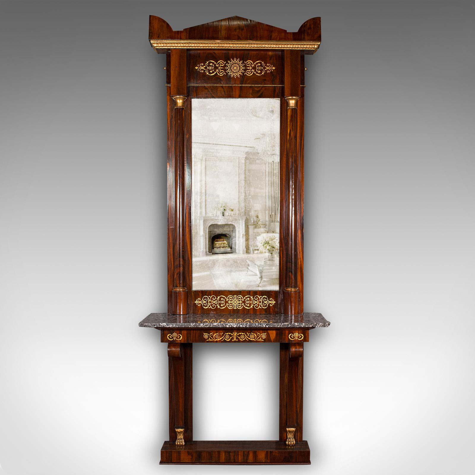 Si tratta di uno straordinario specchio consolle antico in stile impero alto 8'. Specchio a molo allungato italiano in noce con zoccolo in marmo, risalente al periodo vittoriano, circa 1860. Di imponente statura e di eccezionale fattura, questo