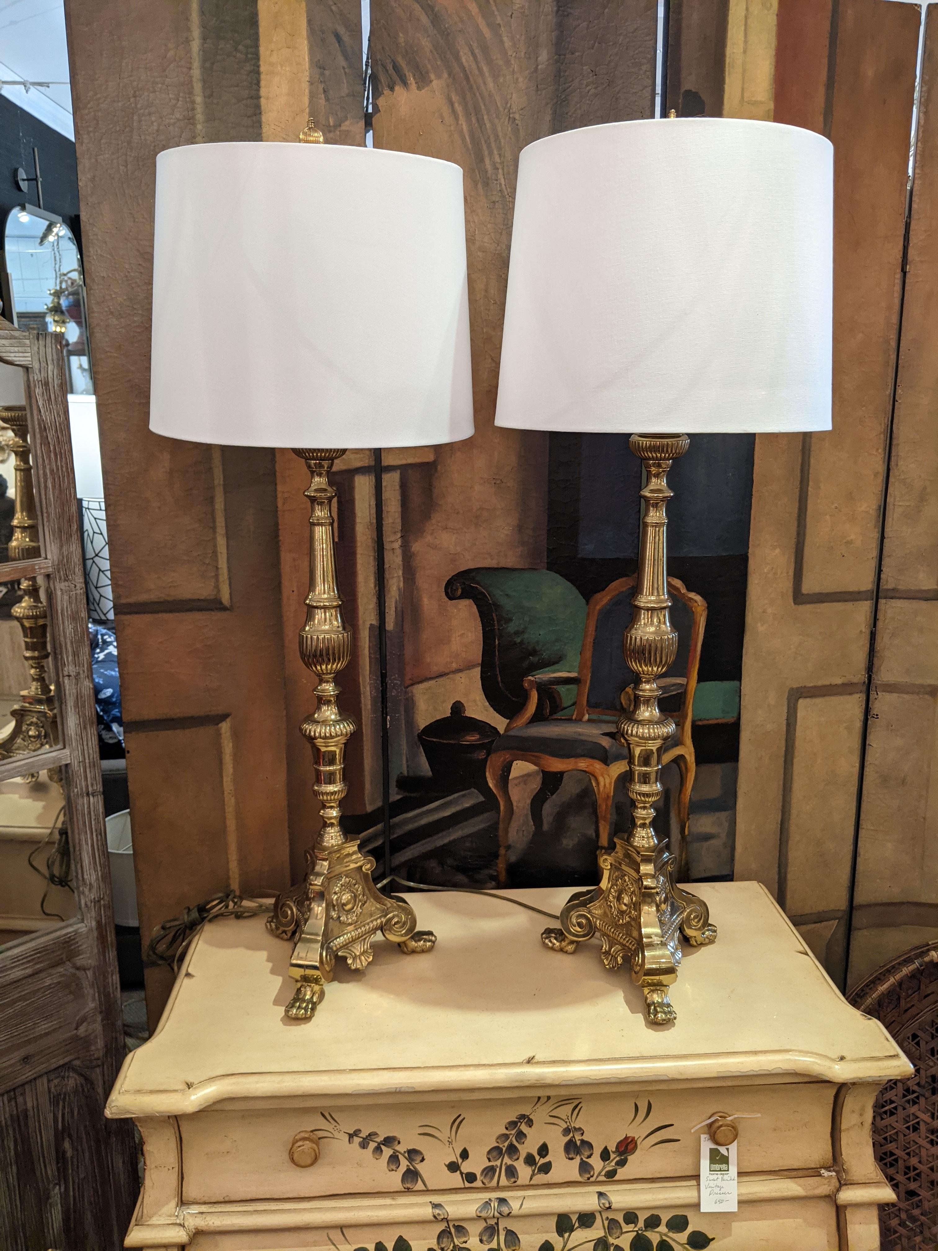 Très grande lampe de table en laiton antique en vente 3