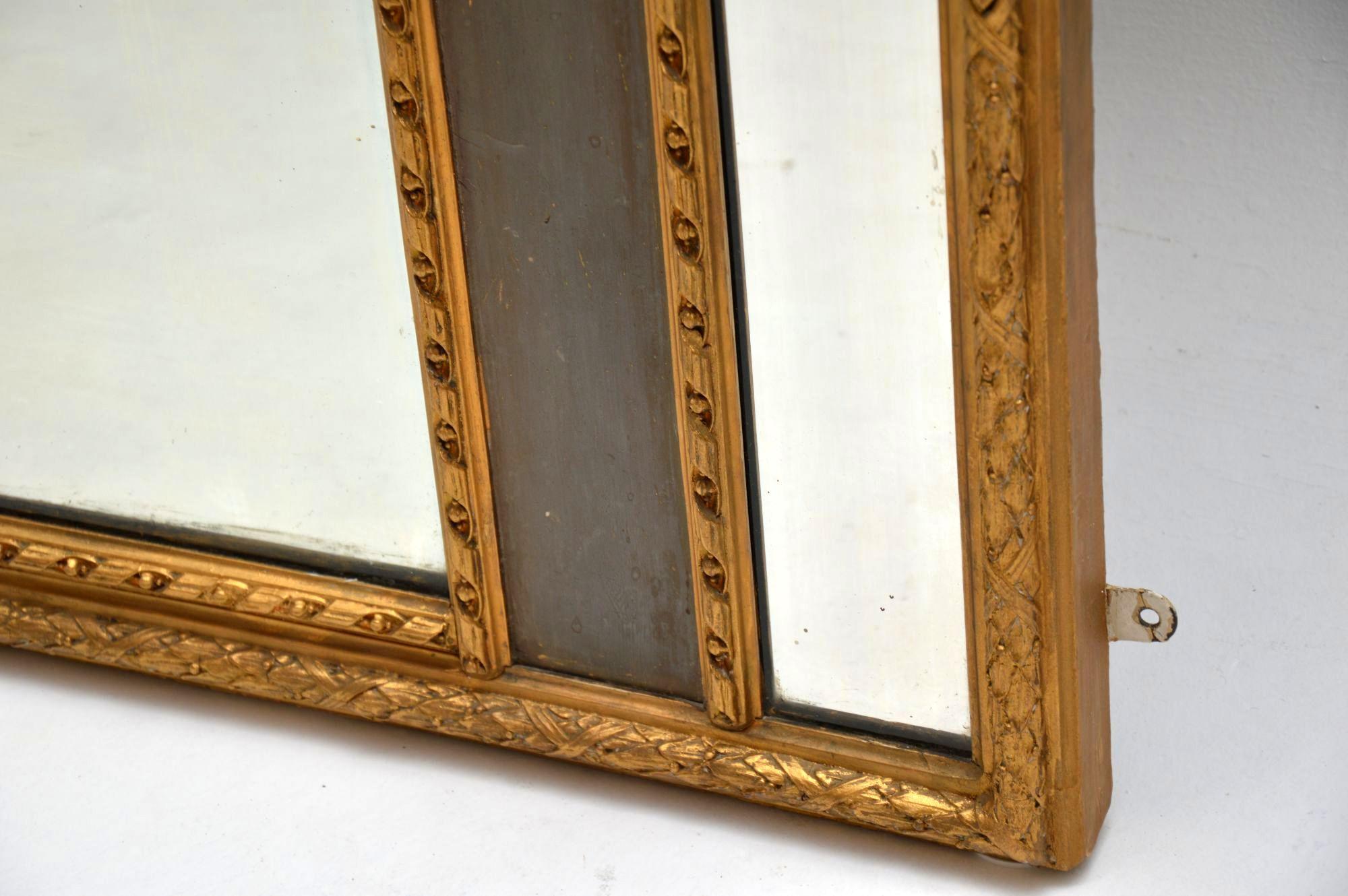 Bois doré Très grand miroir ancien en bois doré avec peinture à l'huile en vente