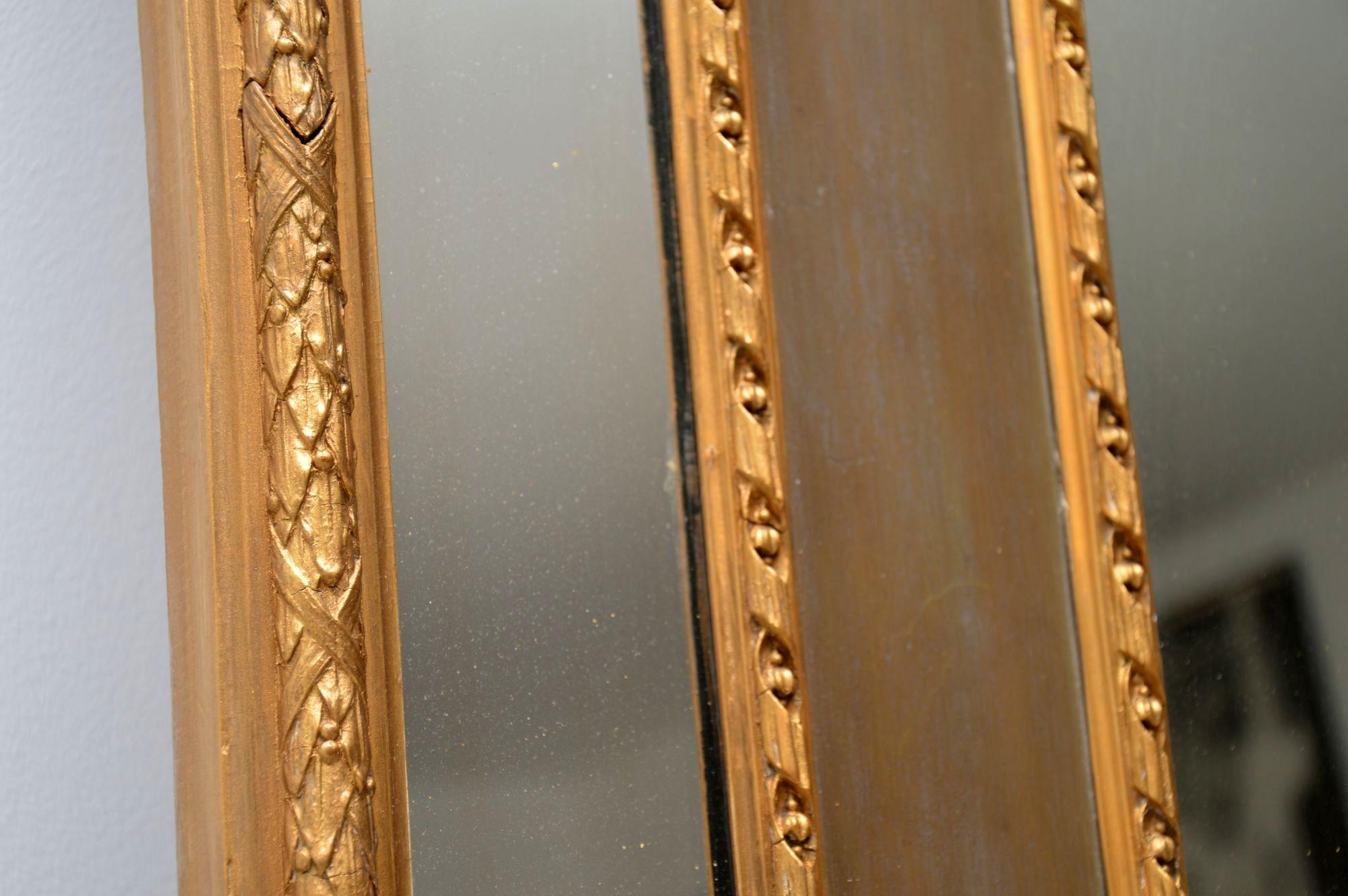 Großer antiker Spiegel aus vergoldetem Holz mit Ölgemälde im Angebot 4