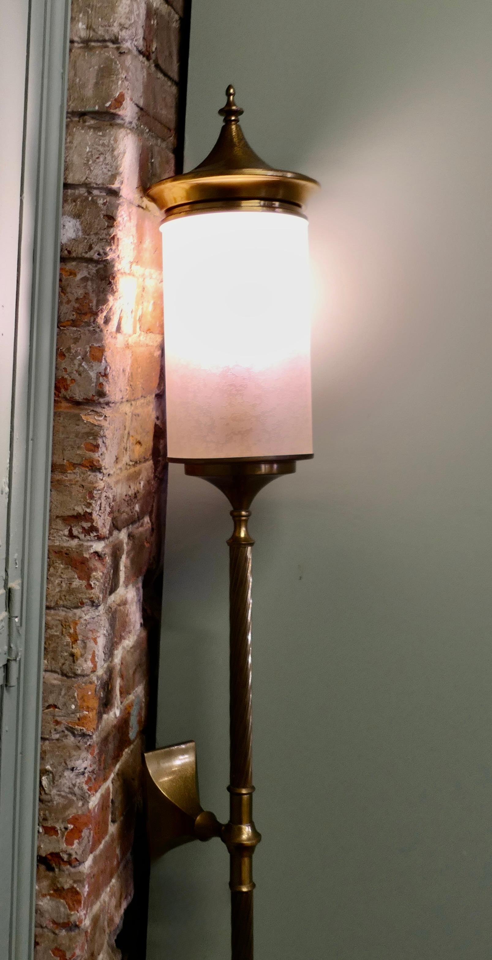 Ottone Lampada da parete molto alta in stile carrozza Arts and Crafts   Si tratta di un'impresa molto alta in vendita