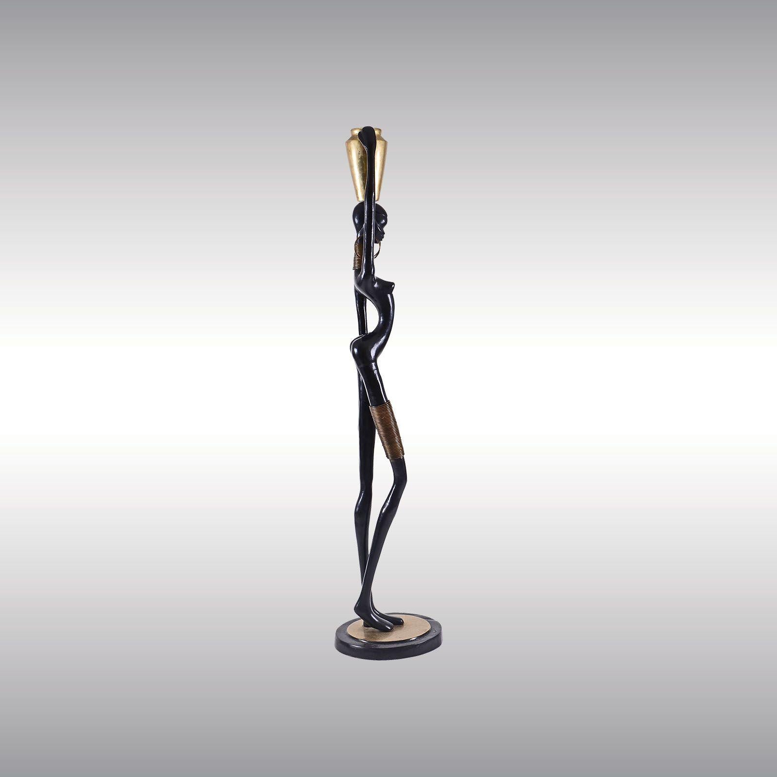 Questa bellissima scultura di un artista sconosciuto, raffigurante un Ndebele. Nonostante venga talvolta erroneamente attribuito a Carl Hagenauer, è senza dubbio un capolavoro. In passato, la moglie Ndebele del Sudafrica settentrionale indossava
