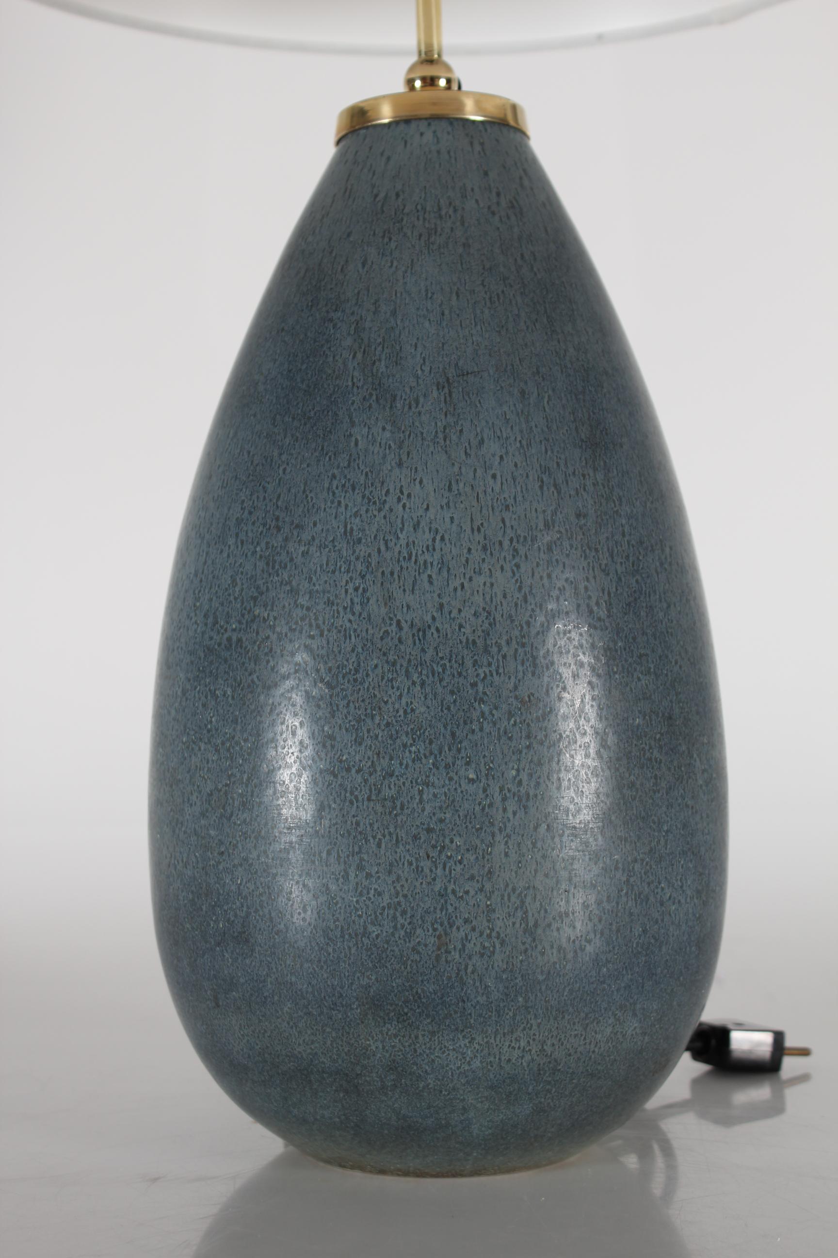 Grande lampe de table en forme de goutte presque énorme créée par le célèbre céramiste suédois Carl-Harry Stålhane (1920-1990). 
Il est fabriqué par Rörstrand Suède dans les années 1960.

La base de la lampe est décorée d'une glaçure en fourrure de