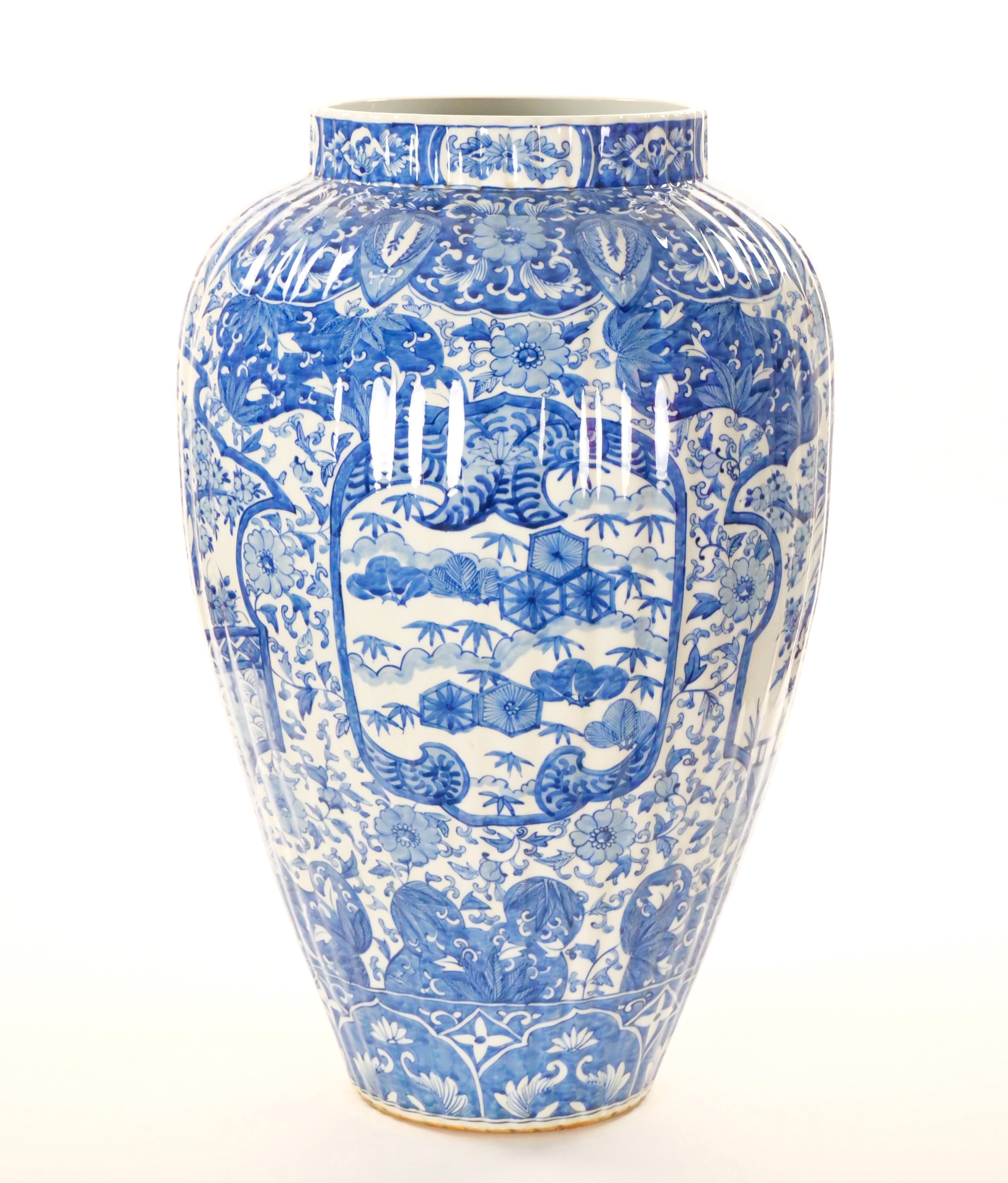 Very Tall Chinoiserie Design Blue/ White Ginger Jar Urn with Foo Dog Cover In Good Condition In Tarry Town, NY