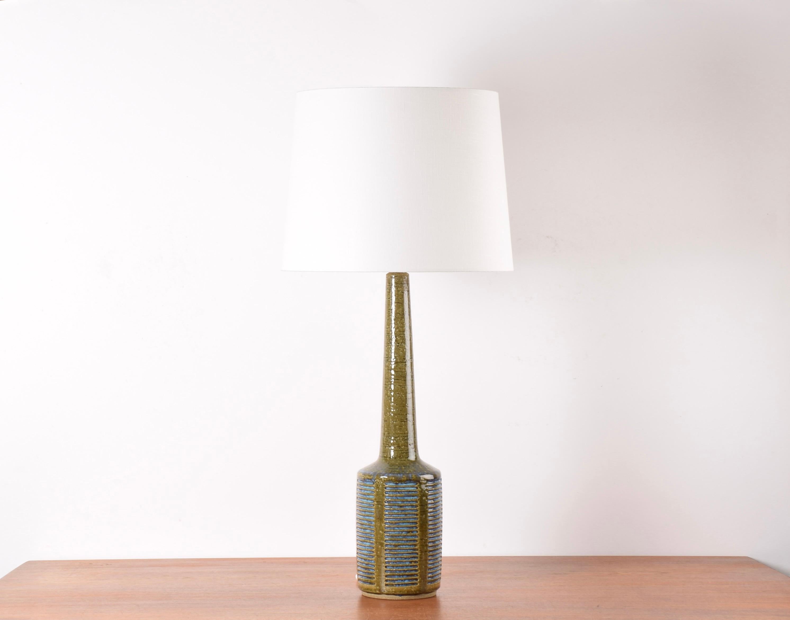 Lampada da tavolo danese di metà secolo molto alta del laboratorio di ceramica Palshus.
La lampada è stata progettata da Per Linnemann-Schmidt e prodotta negli anni '60 circa.

La lampada è realizzata con argilla chamotte che conferisce una