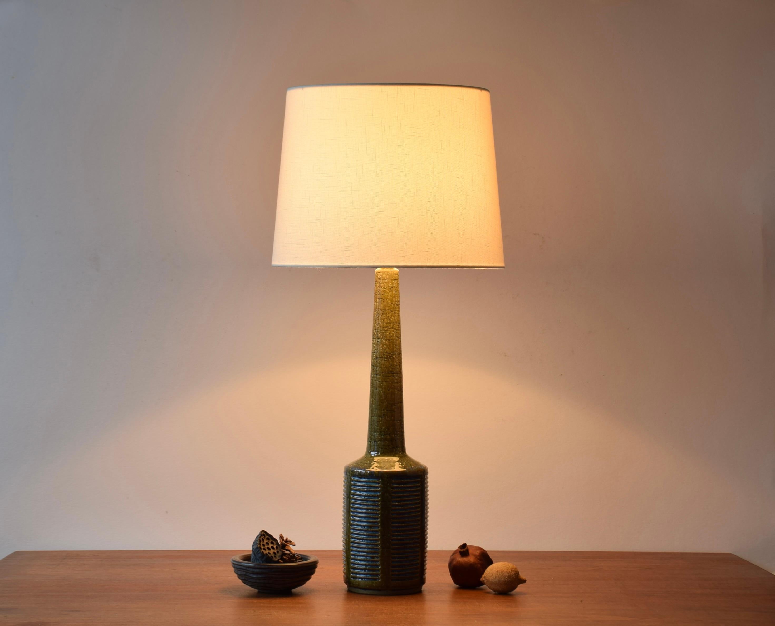Mid-Century moderno Lampada da tavolo danese Palshus molto alta, verde muschio e blu, ceramica moderna anni '60 in vendita