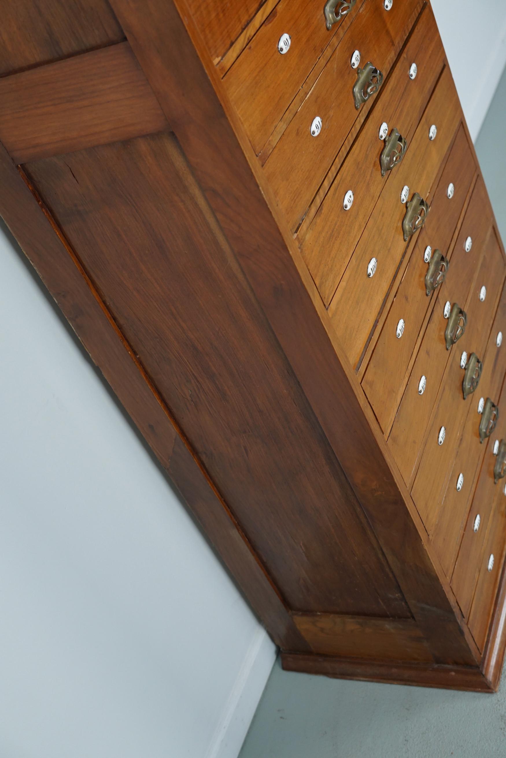Très grand cabinet d'apothicaire / cabinet de barbier hollandais en noyer Art Nouveau, années 1900 en vente 3