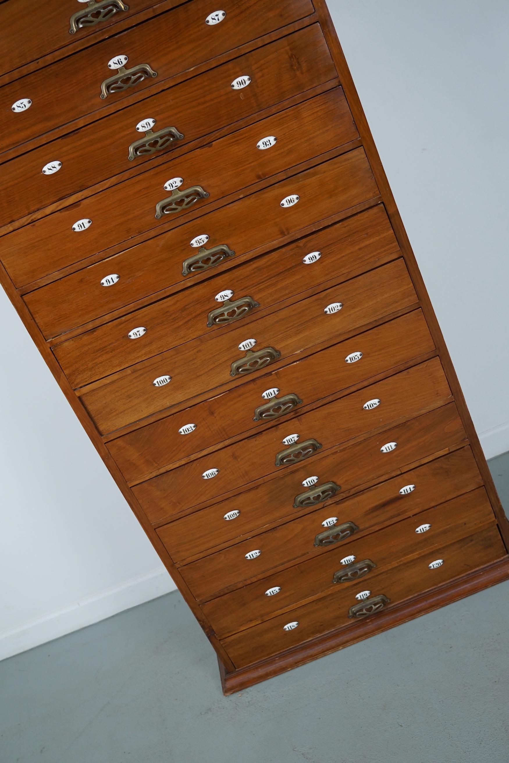 Très grand cabinet d'apothicaire / cabinet de barbier hollandais en noyer Art Nouveau, années 1900 en vente 4