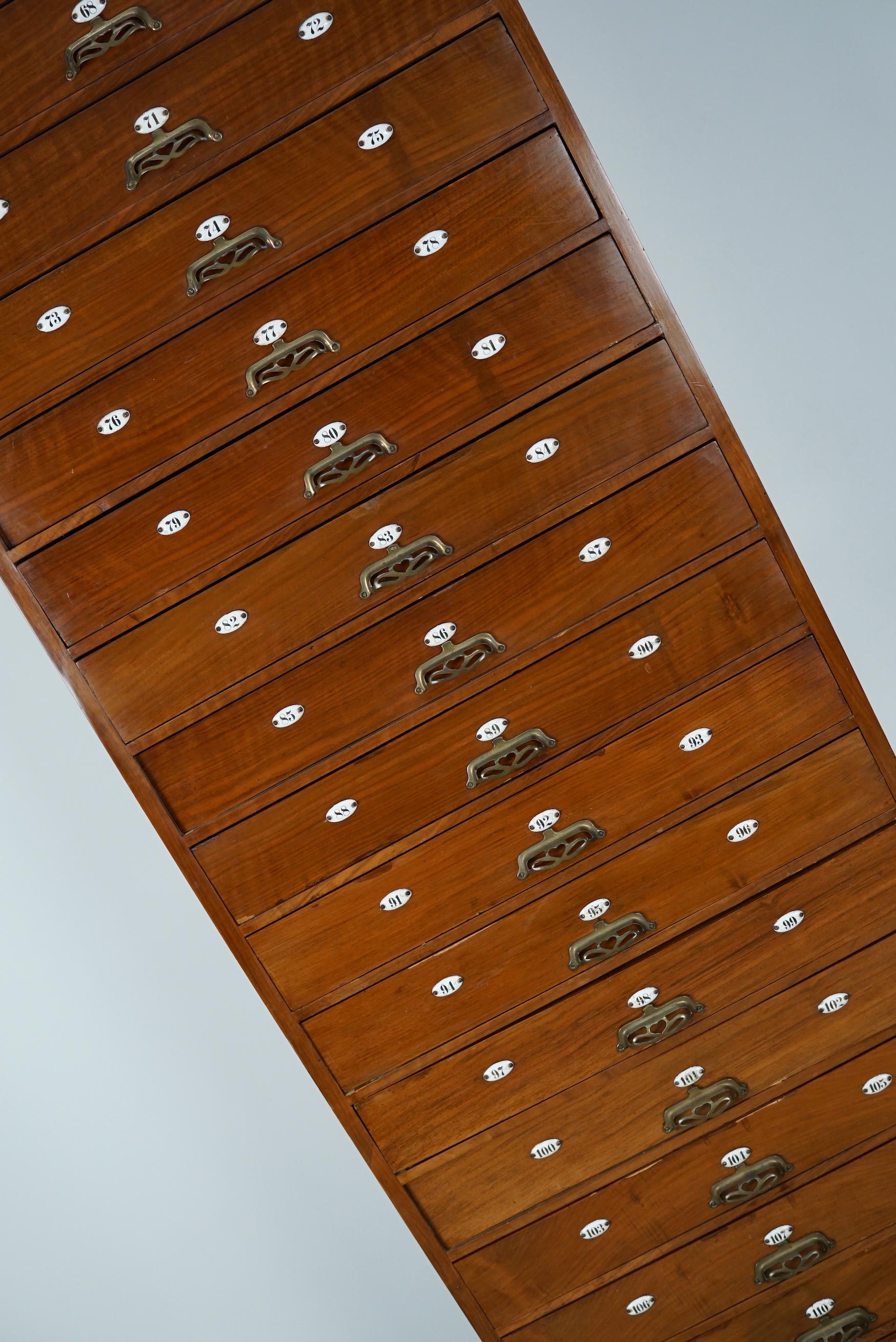 Très grand cabinet d'apothicaire / cabinet de barbier hollandais en noyer Art Nouveau, années 1900 en vente 5