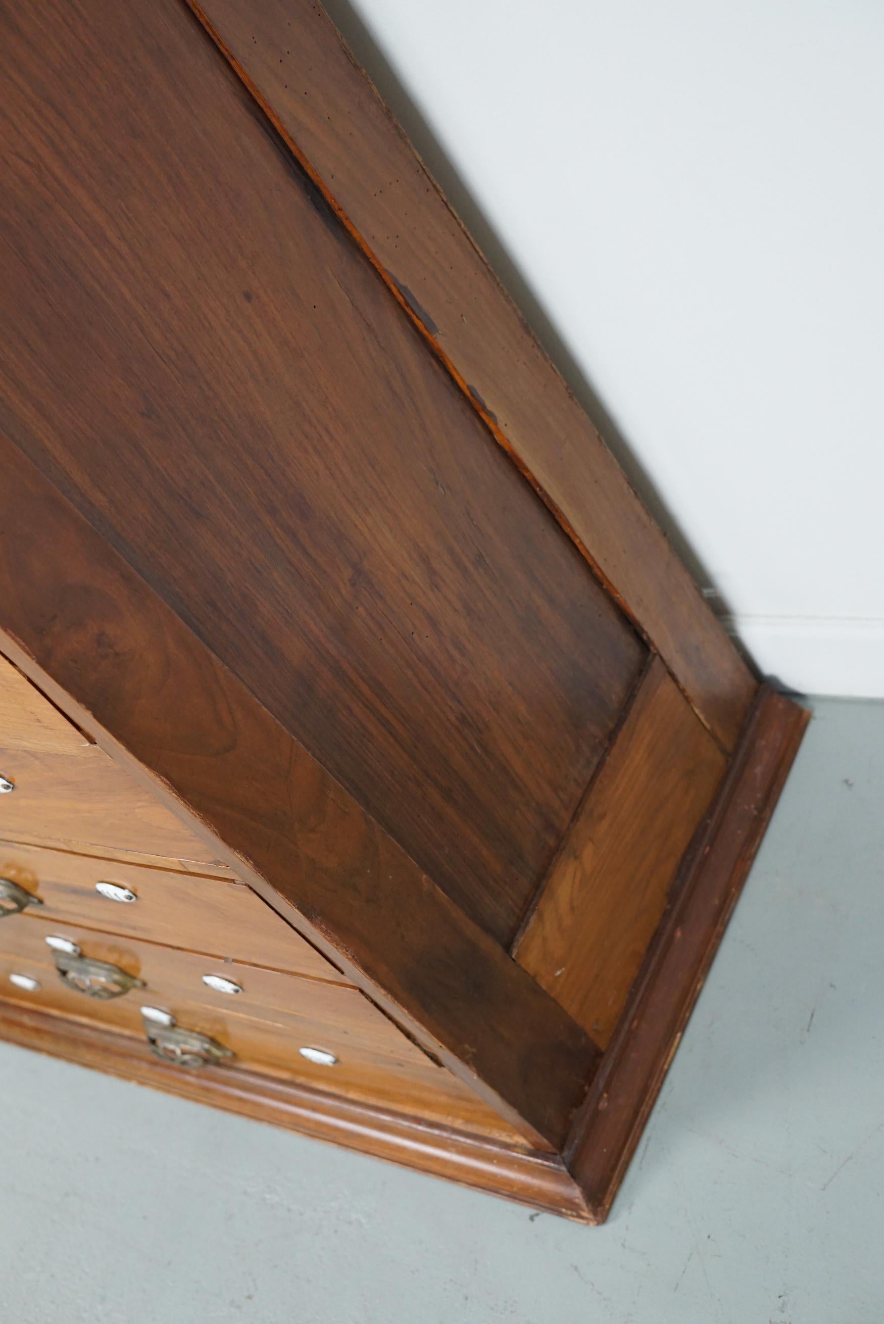 Très grand cabinet d'apothicaire / cabinet de barbier hollandais en noyer Art Nouveau, années 1900 en vente 6