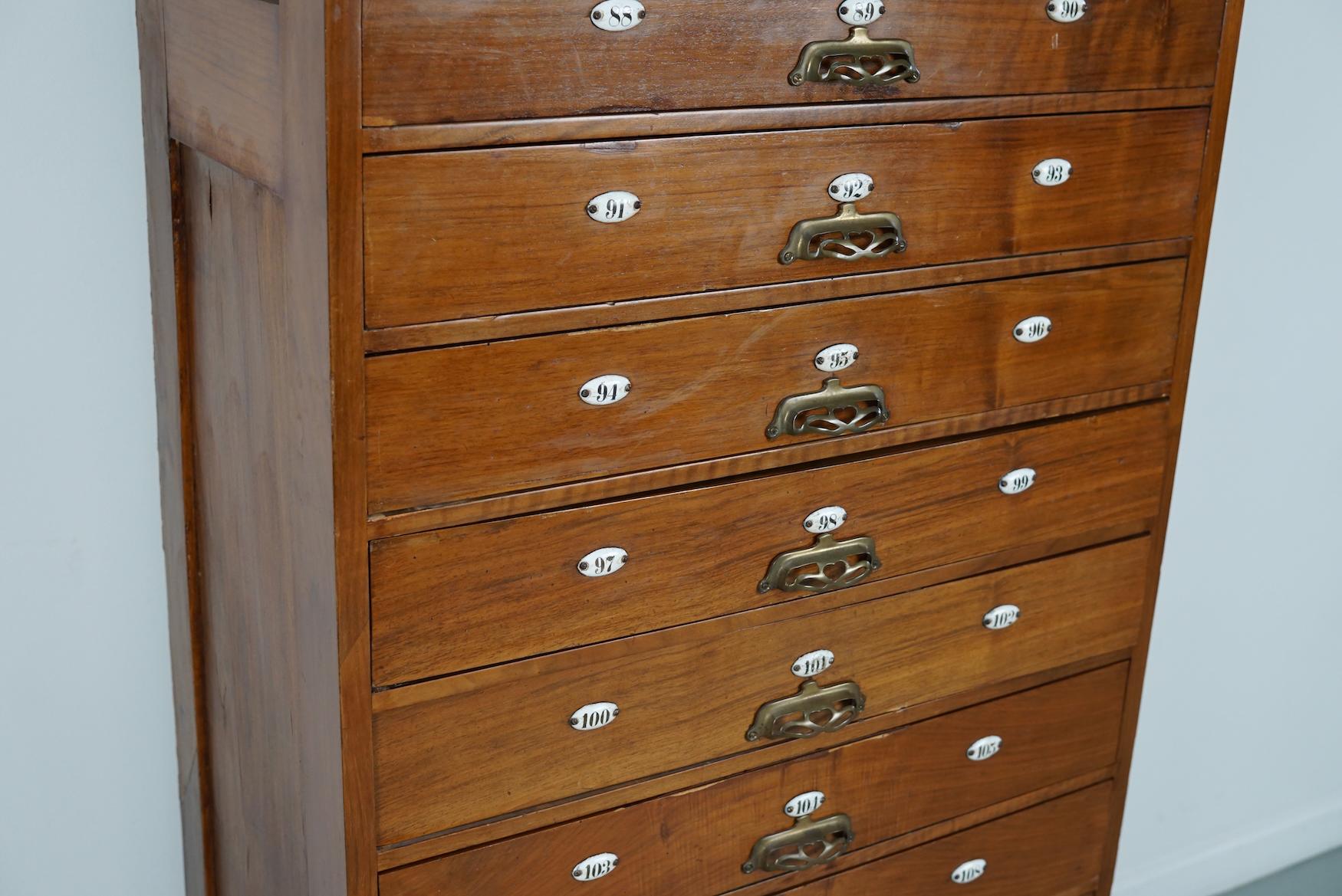 Très grand cabinet d'apothicaire / cabinet de barbier hollandais en noyer Art Nouveau, années 1900 en vente 8