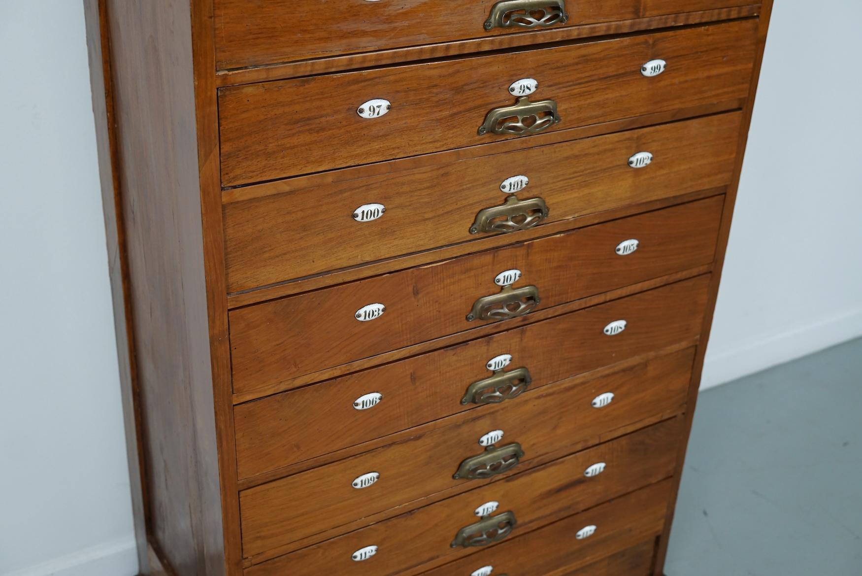 Très grand cabinet d'apothicaire / cabinet de barbier hollandais en noyer Art Nouveau, années 1900 en vente 9
