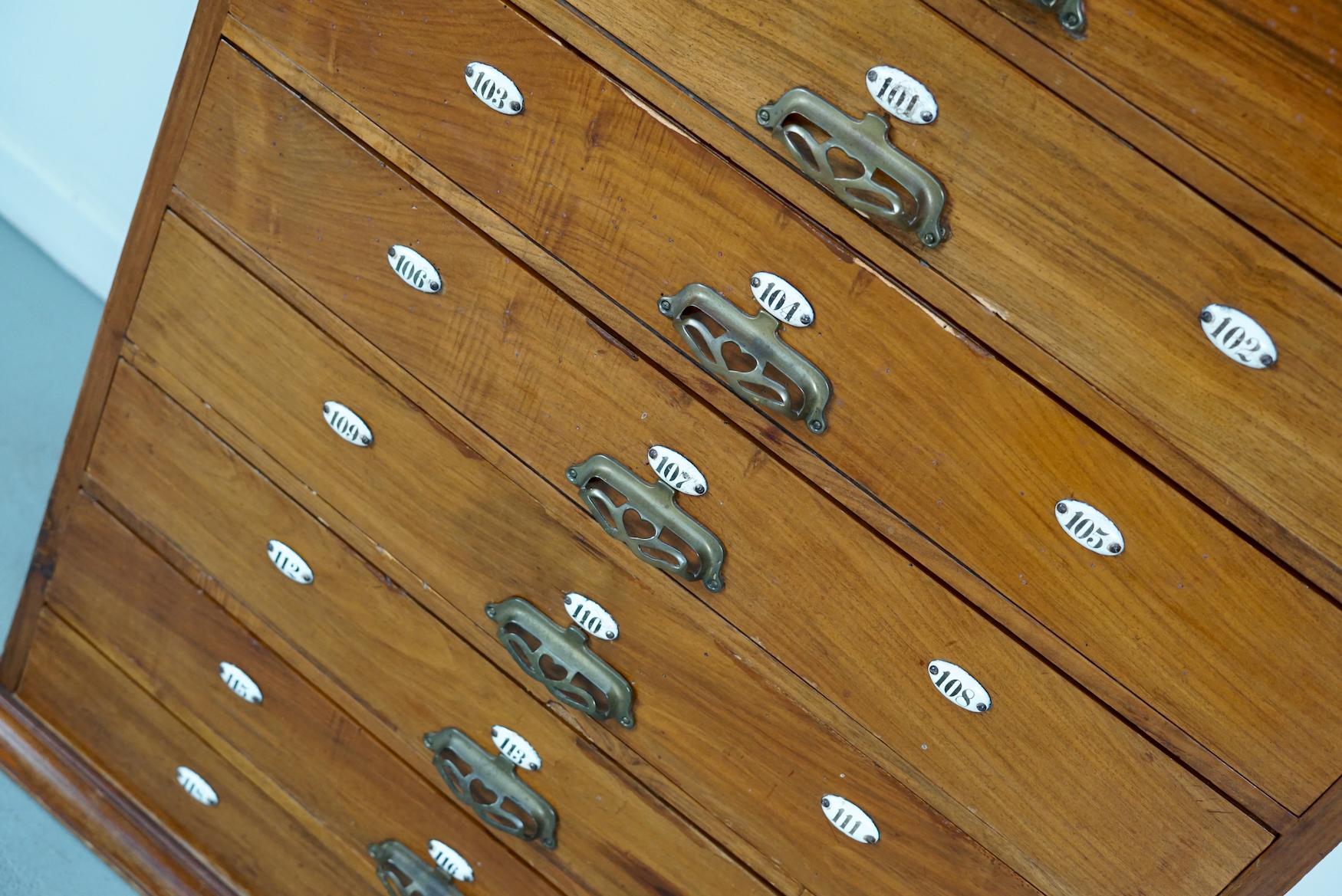 Très grand cabinet d'apothicaire / cabinet de barbier hollandais en noyer Art Nouveau, années 1900 en vente 13