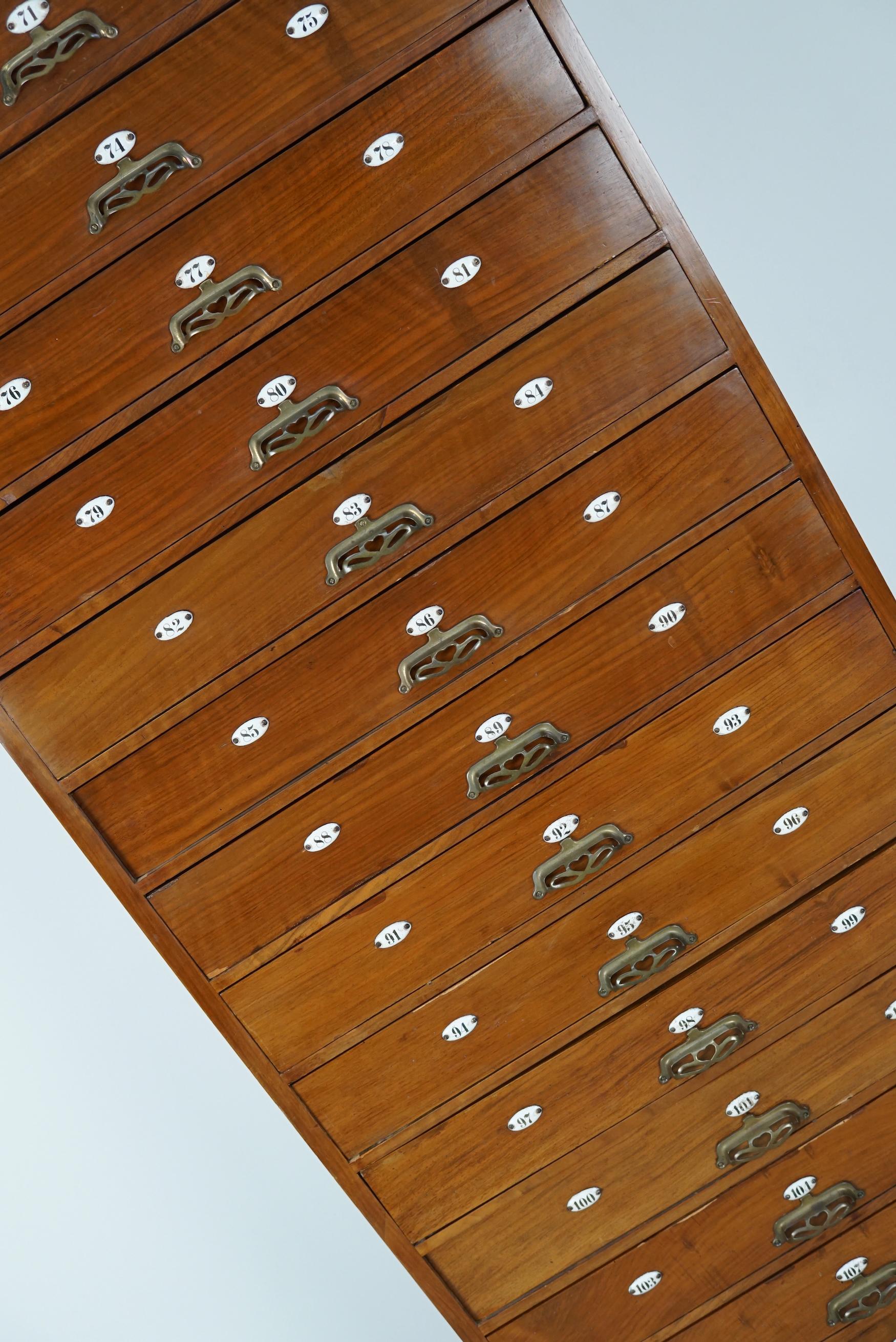Néerlandais Très grand cabinet d'apothicaire / cabinet de barbier hollandais en noyer Art Nouveau, années 1900 en vente