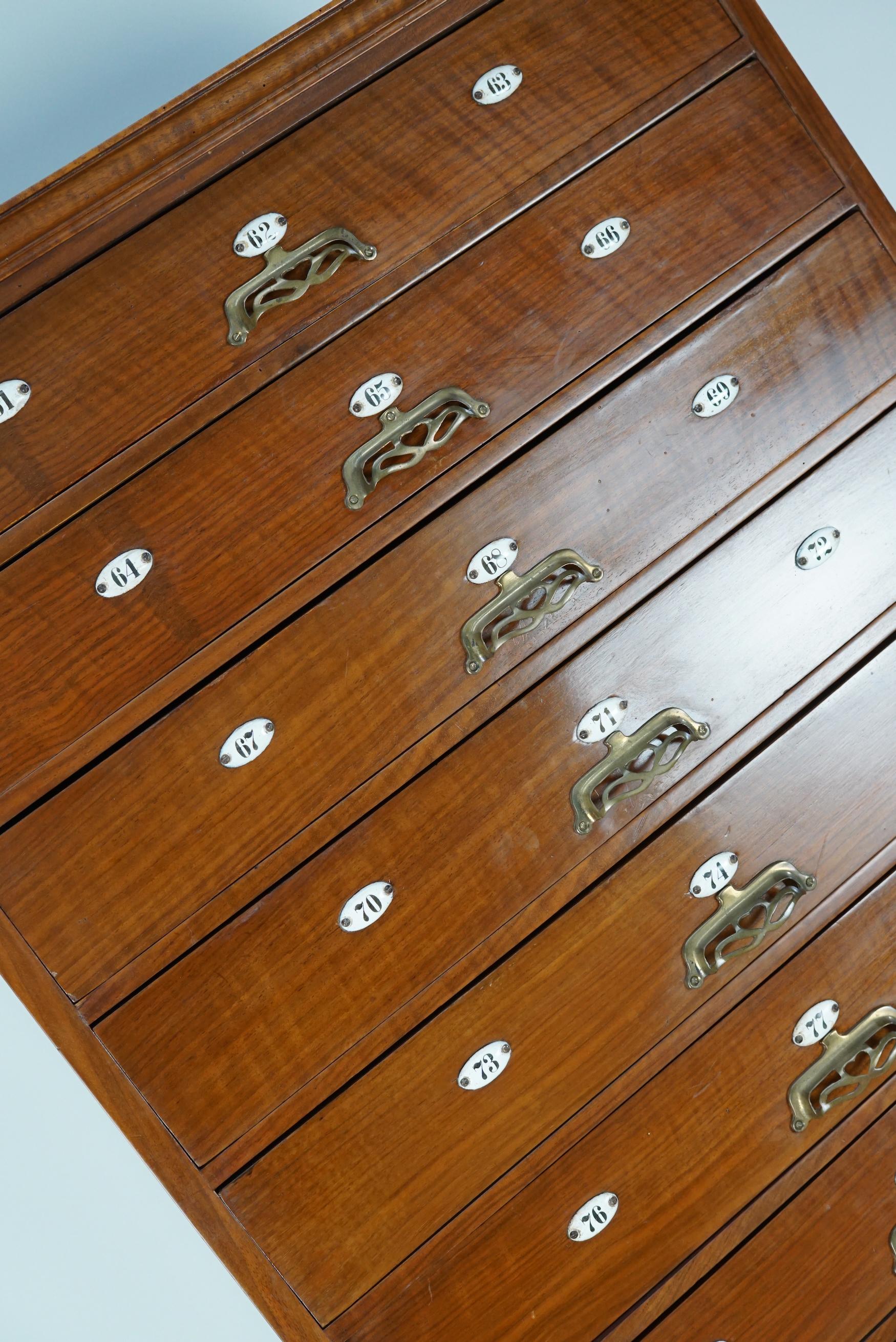 Début du 20ème siècle Très grand cabinet d'apothicaire / cabinet de barbier hollandais en noyer Art Nouveau, années 1900 en vente