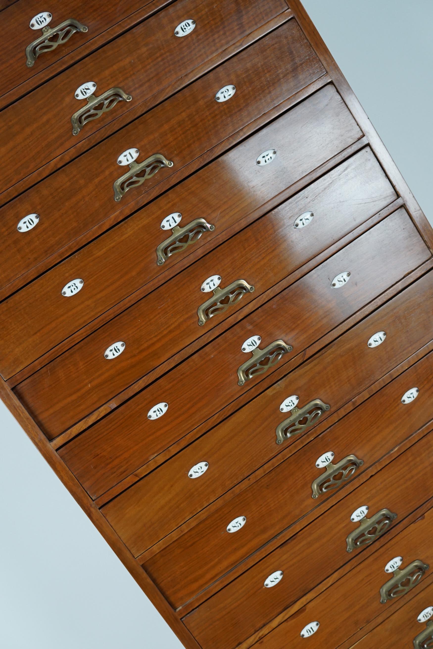 Noyer Très grand cabinet d'apothicaire / cabinet de barbier hollandais en noyer Art Nouveau, années 1900 en vente