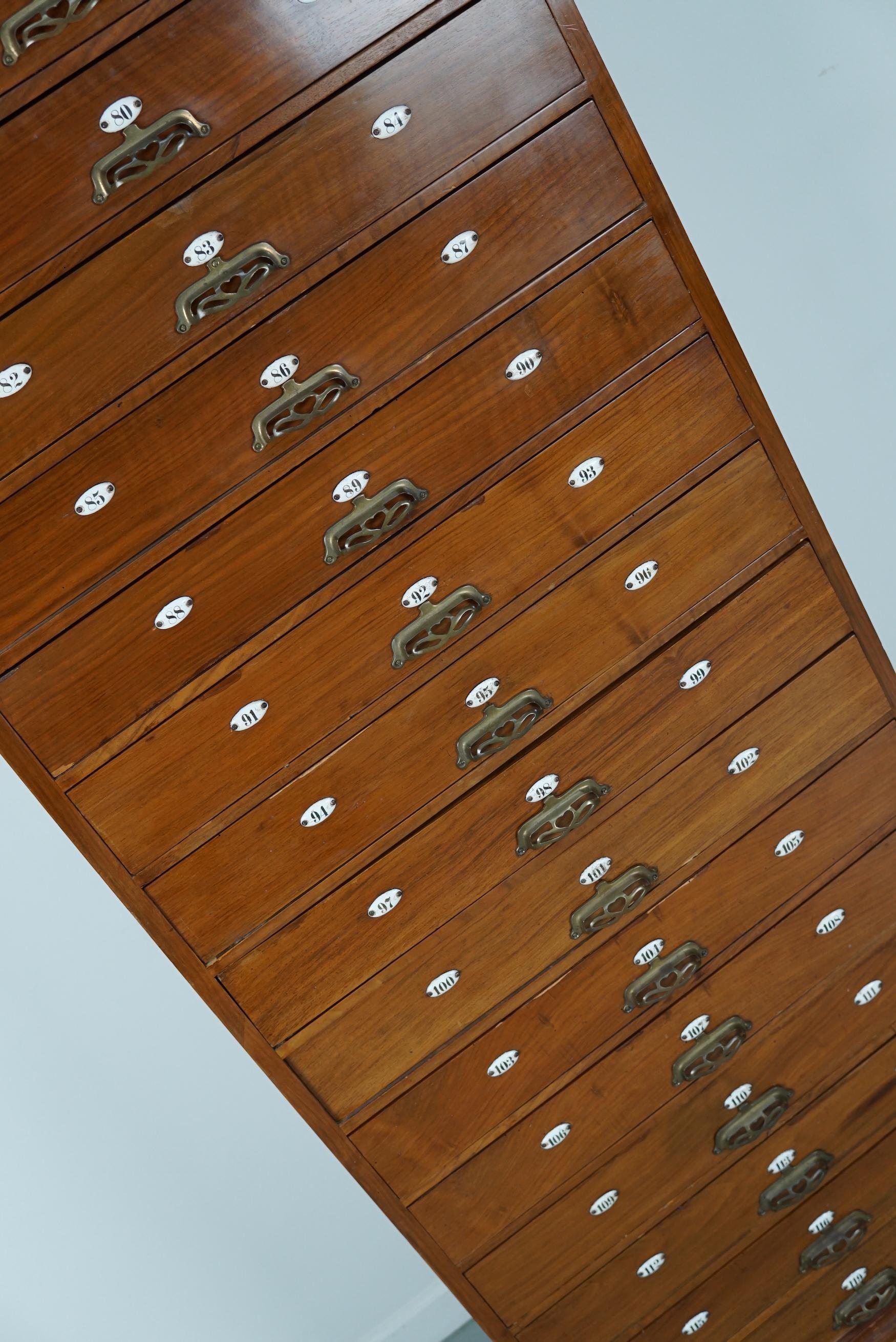Très grand cabinet d'apothicaire / cabinet de barbier hollandais en noyer Art Nouveau, années 1900 en vente 1